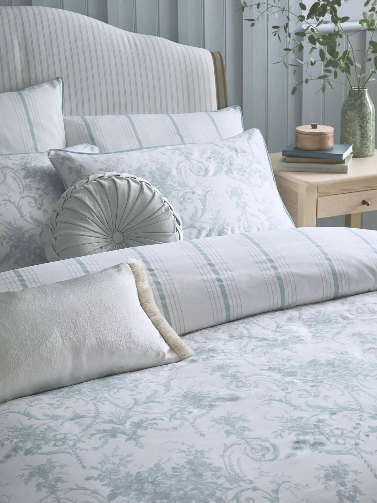 Laura Ashley Tuileries reversible duvet cover 200 thread count, UK version