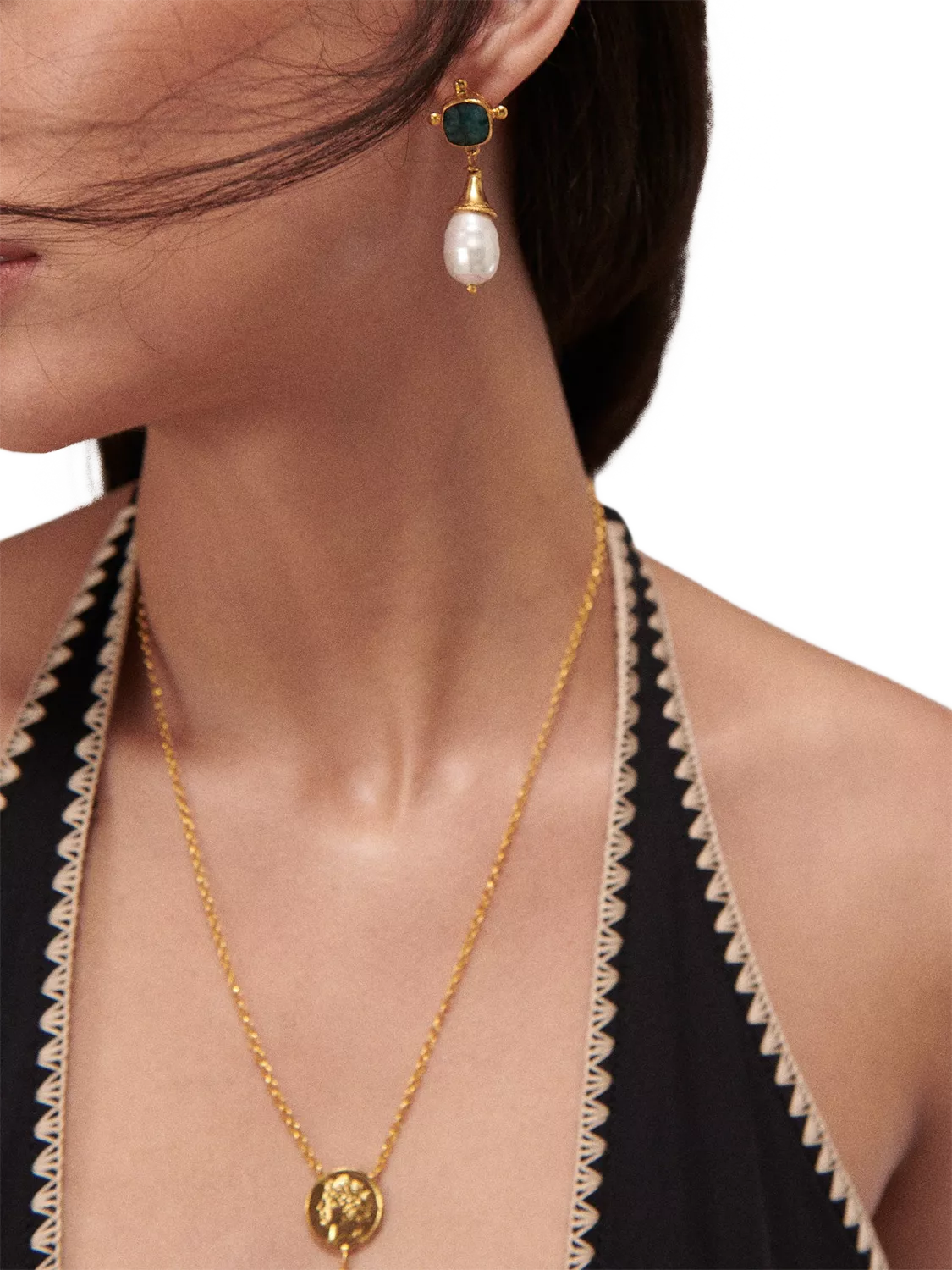 Ottoman Hands Esmeray emerald pearl drop stud earrings gold - British product