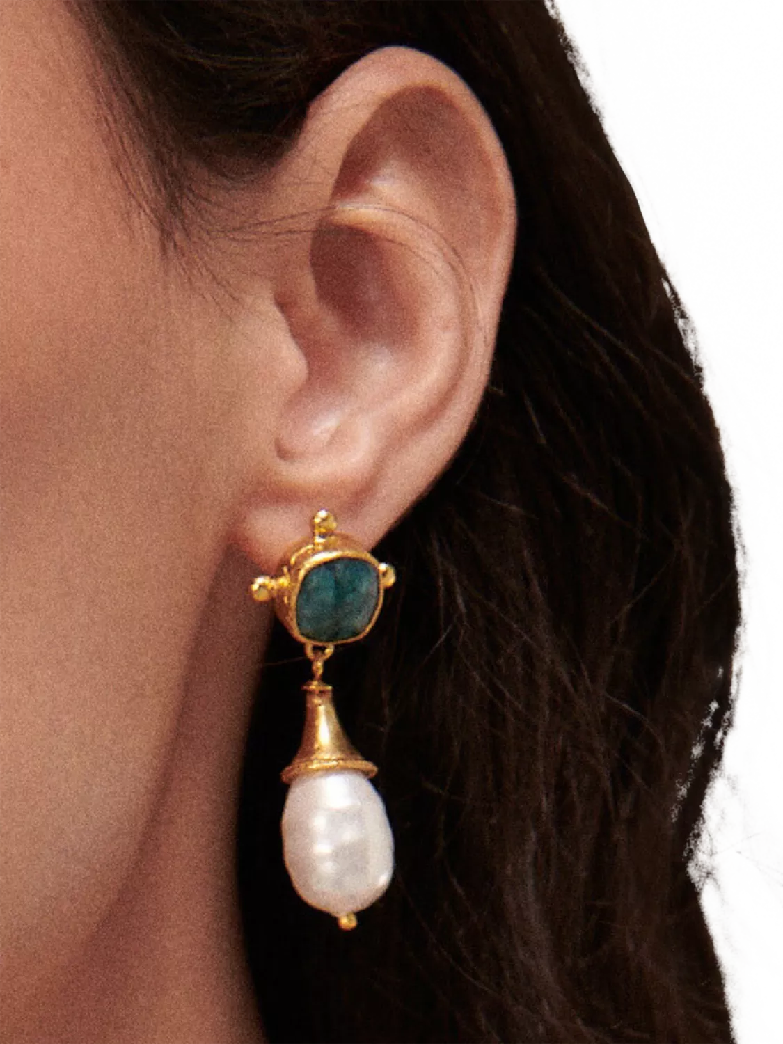 Ottoman Hands Esmeray emerald pearl drop stud earrings gold - British product