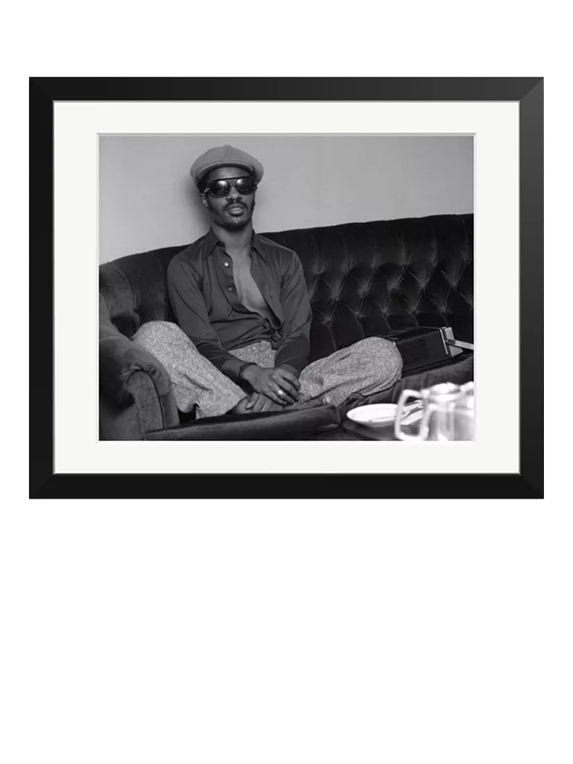 Sonic Editions framed photographic print Stevie Wonder relaxing 51x41 cm (British brand)