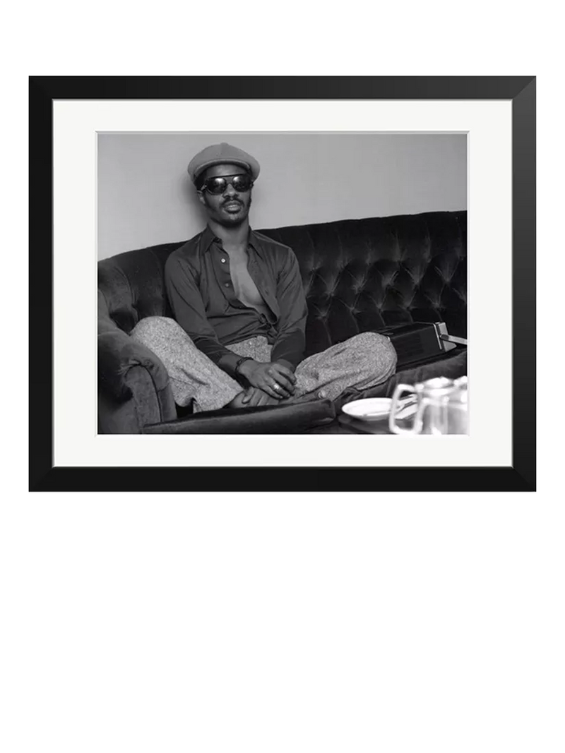 Sonic Editions framed photographic print Stevie Wonder relaxing 51x41 cm (British brand)