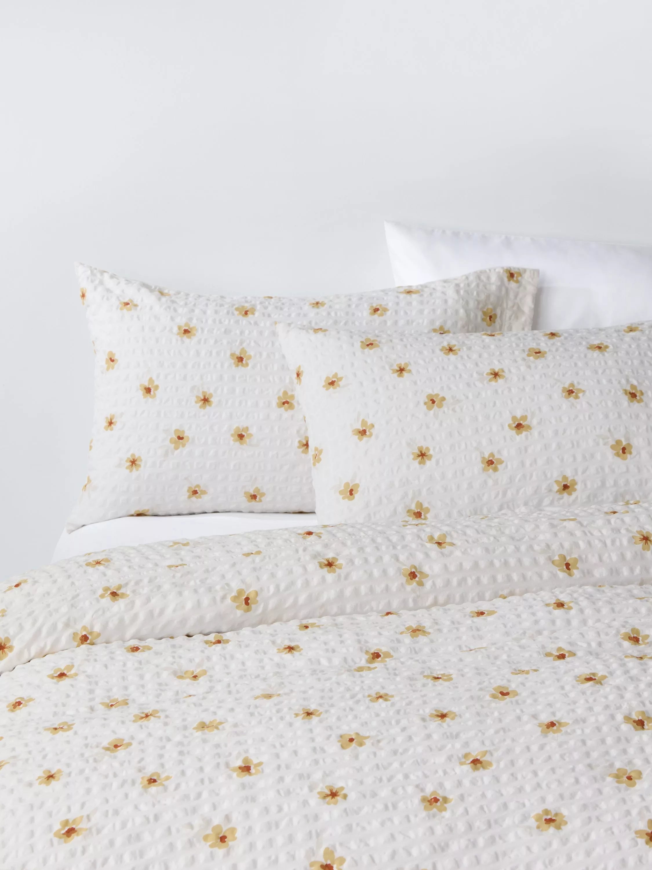 John Lewis Daisy duvet cover set Double, imported from the UK