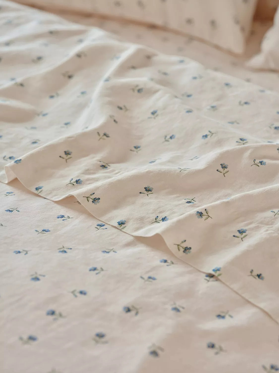 Piglet in Bed Posy Bud king flat sheet (British brand)