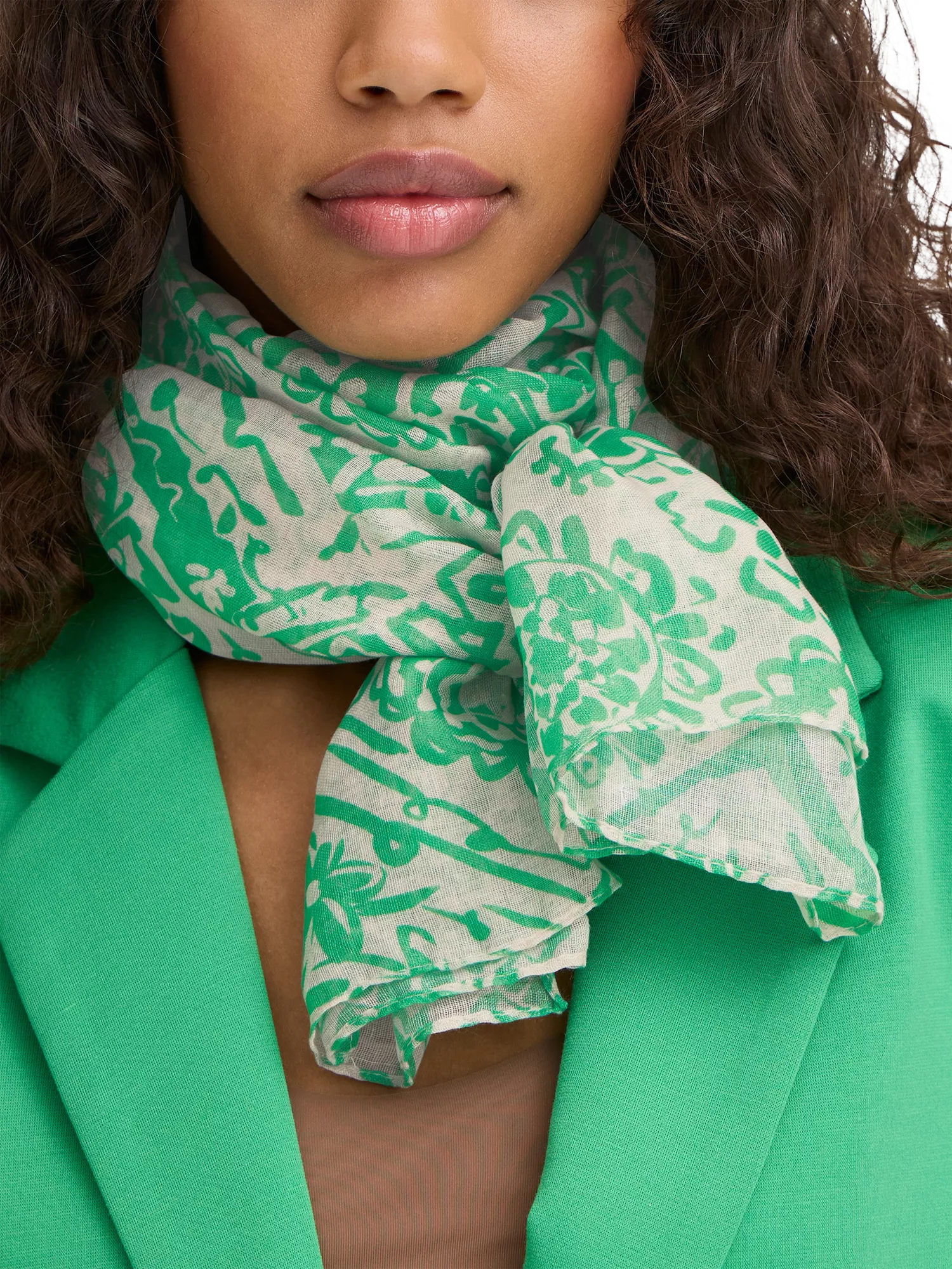 ICHI Ianastacia scarf in Kelly Green with floral pattern, British brand