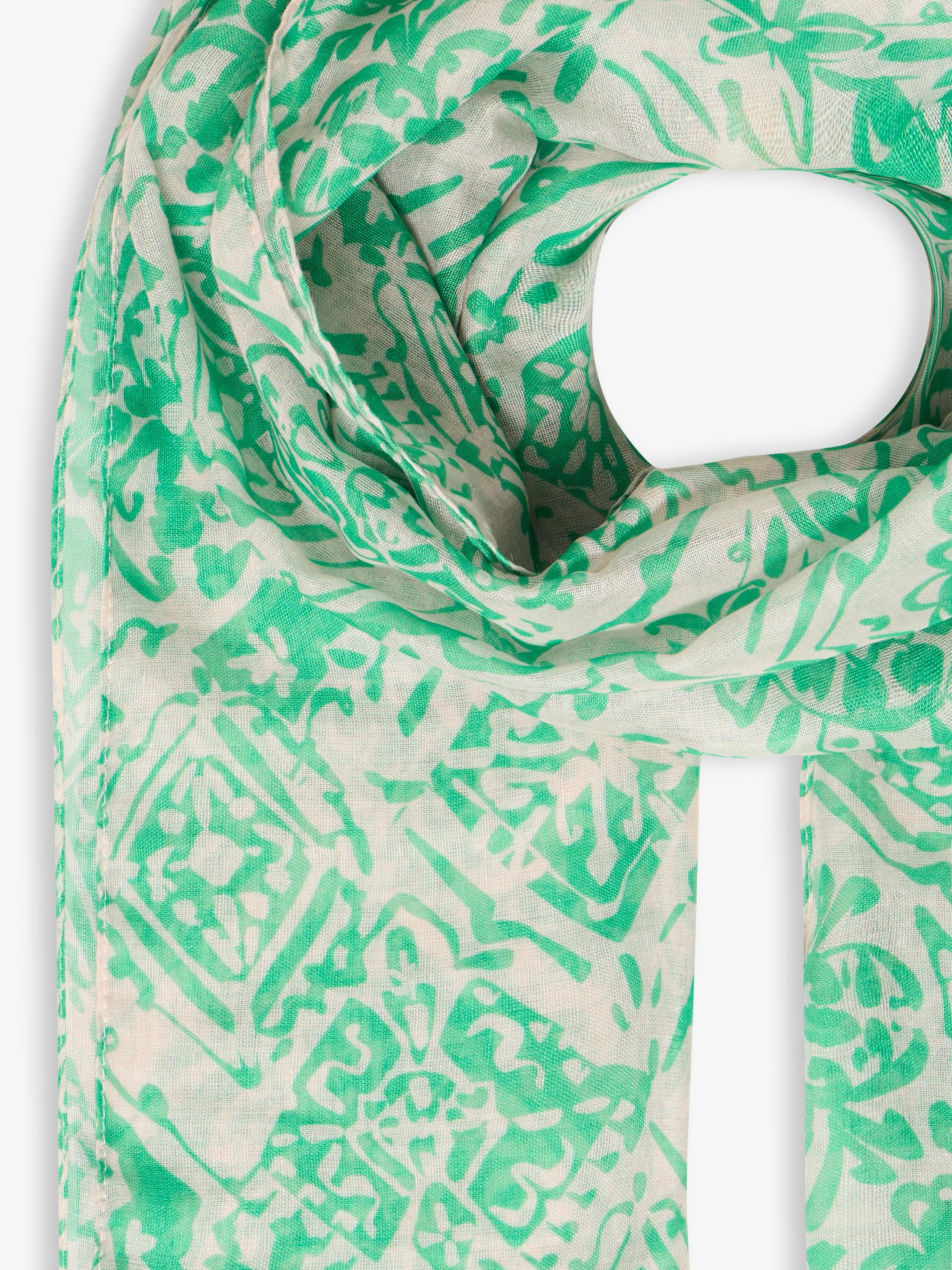 ICHI Ianastacia scarf in Kelly Green with floral pattern, British brand