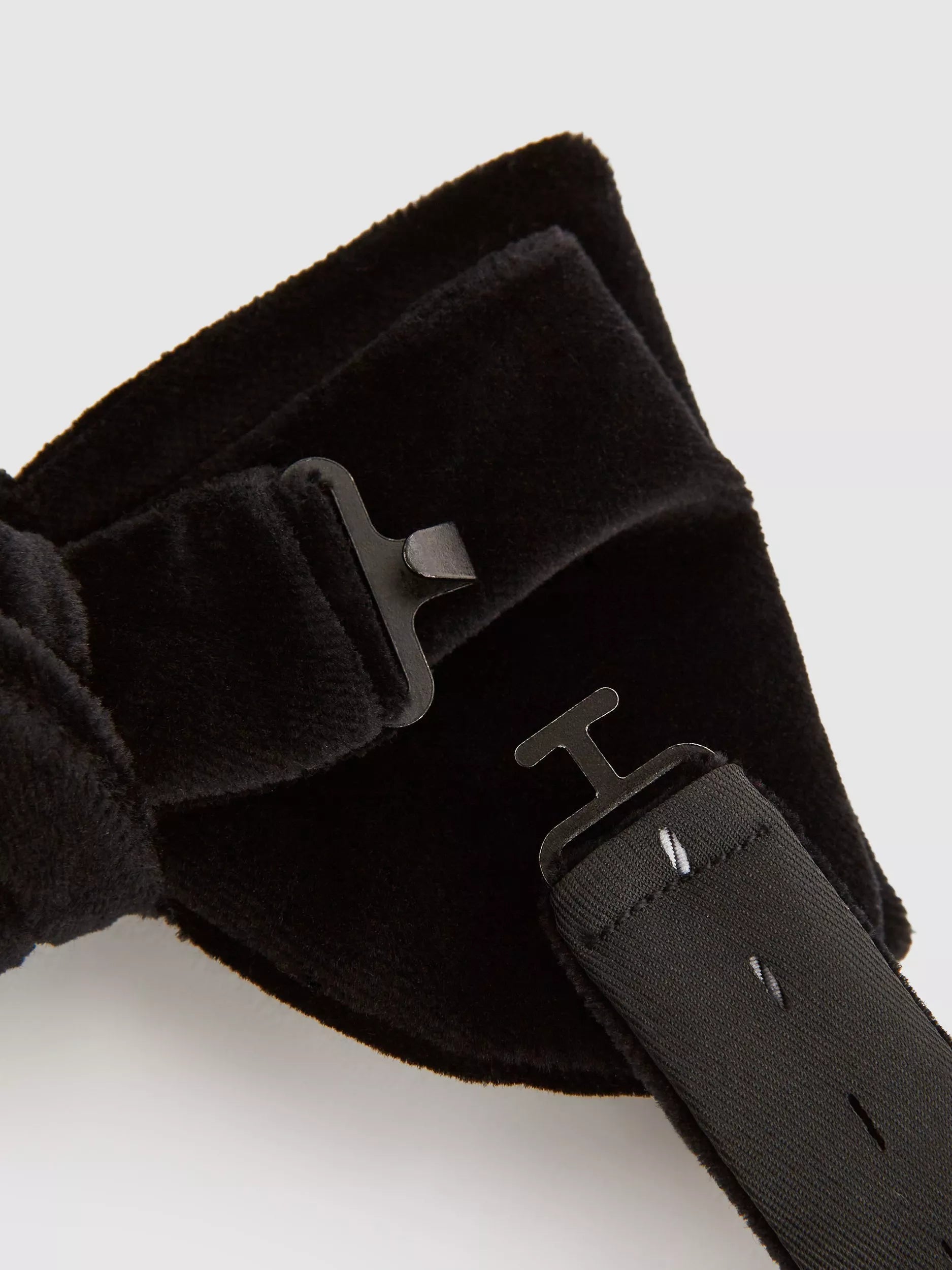Reiss Hike Velvet Bow Tie Black, UK version