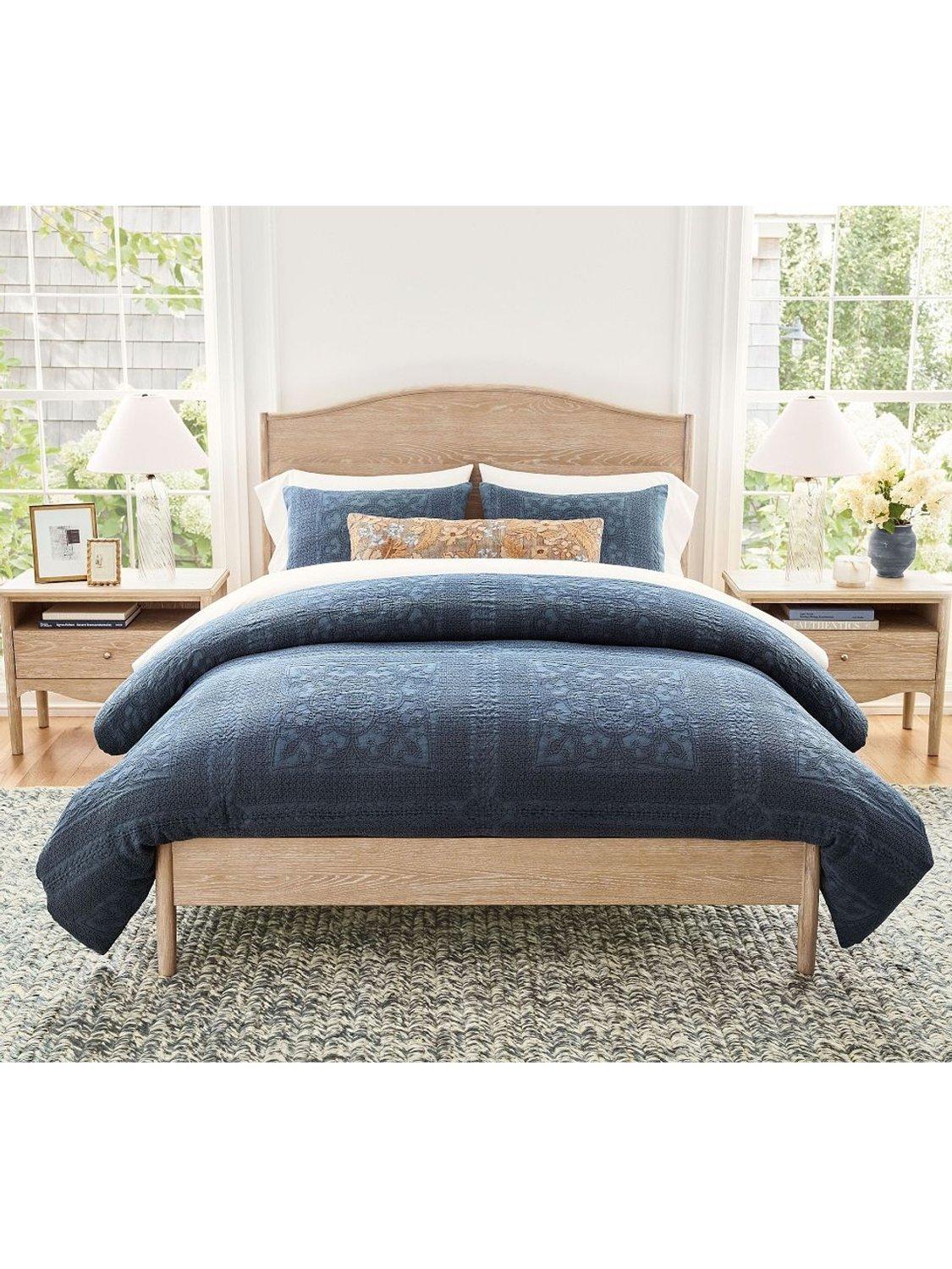 Pottery Barn Medallion quilted duvet cover Indigo king size, UK version