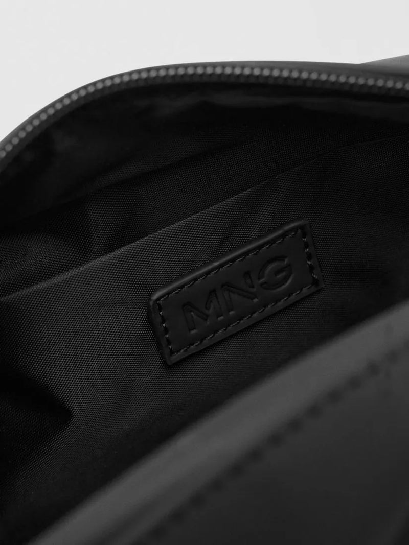 Mango matte wash bag black (British brand)