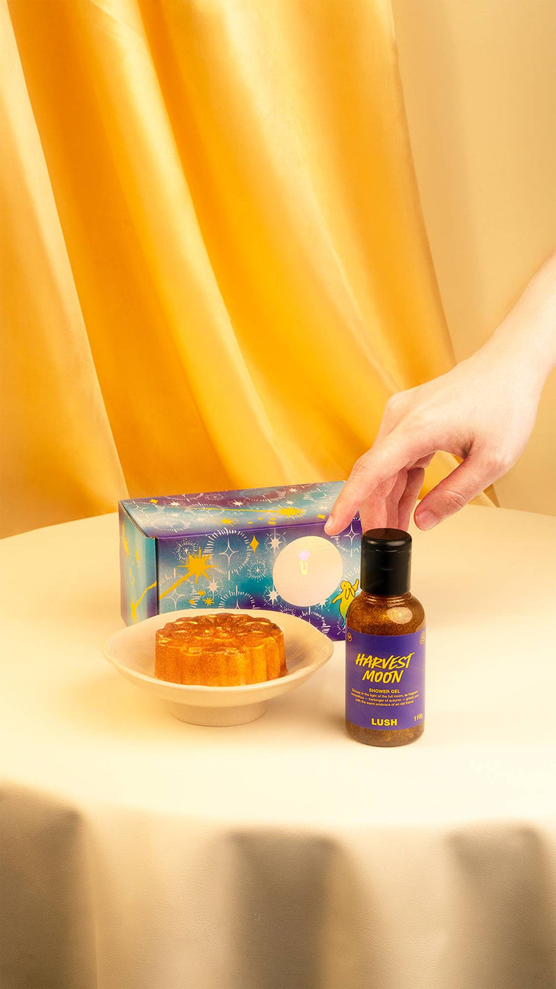 Lush Luna Serenade gift set with Mooncake bath bomb - British product