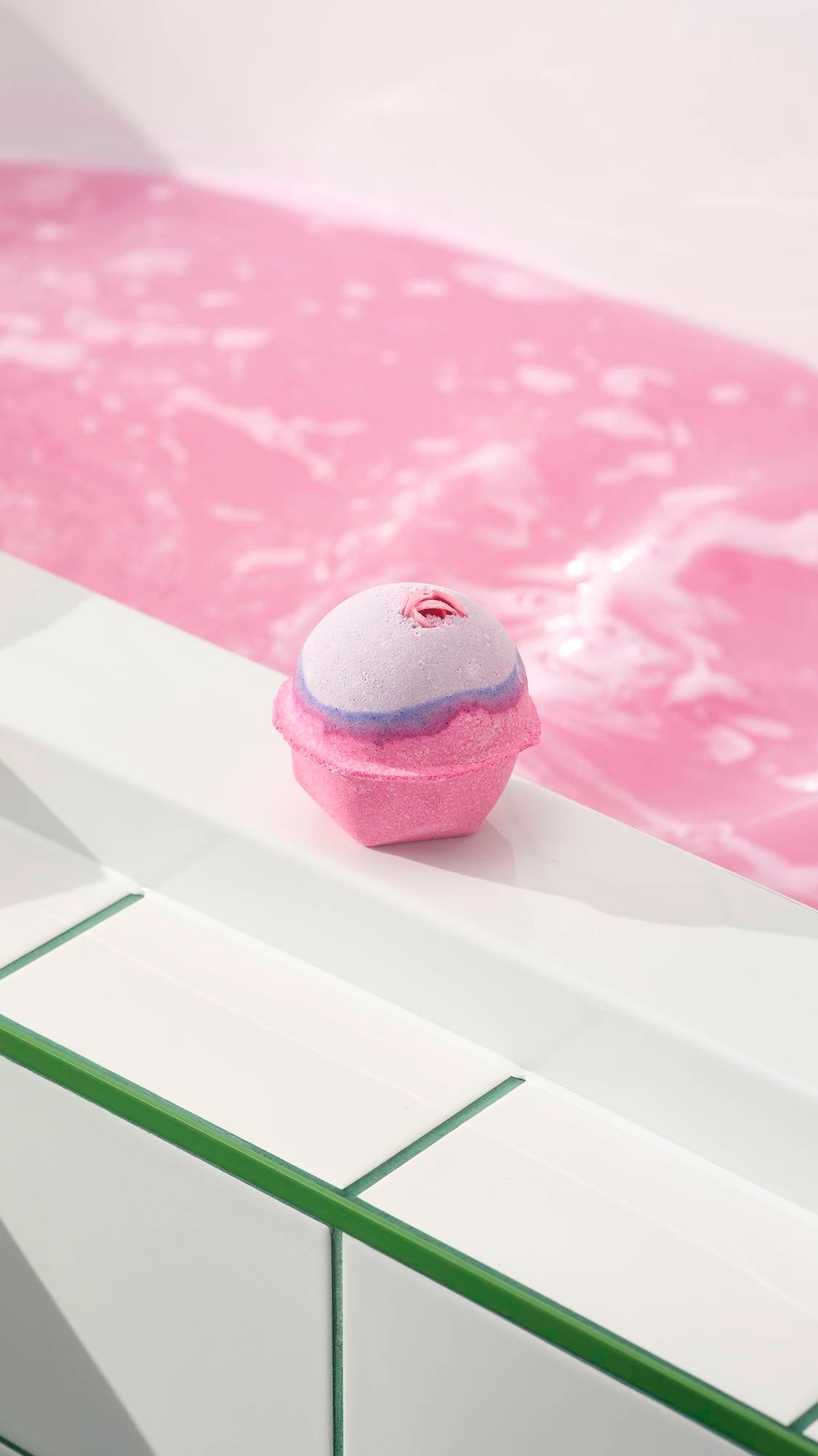 Lush Sex Bomb bath bomb with jasmine and ylang ylang - British product