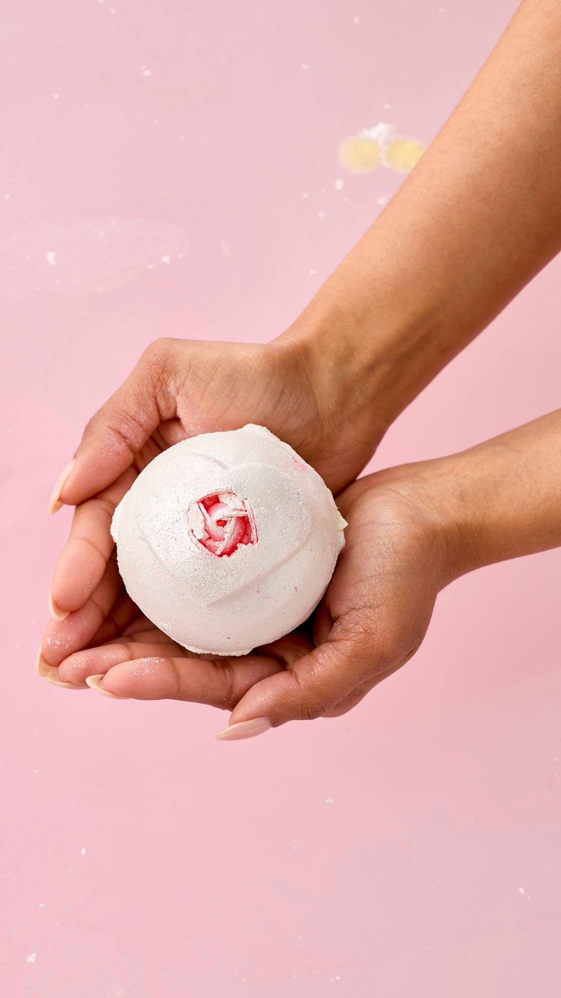 Lush Wedding Bomb bath bomb with rose scent - British product