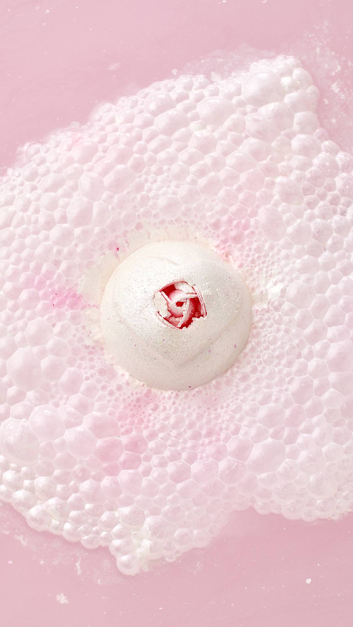 Lush Wedding Bomb bath bomb with rose scent - British product