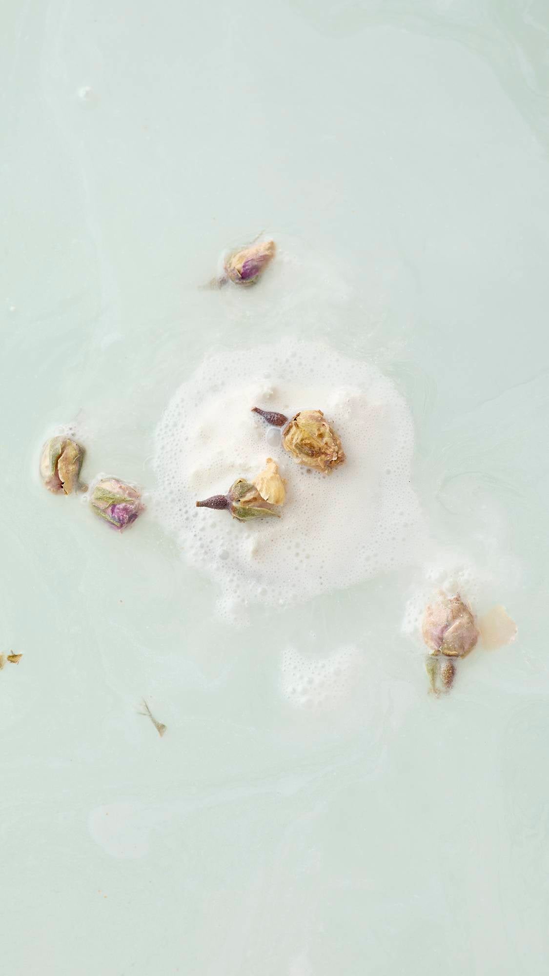 Bath bomb Tisty Tosty with rosebuds and lemon fragrance (British brand)