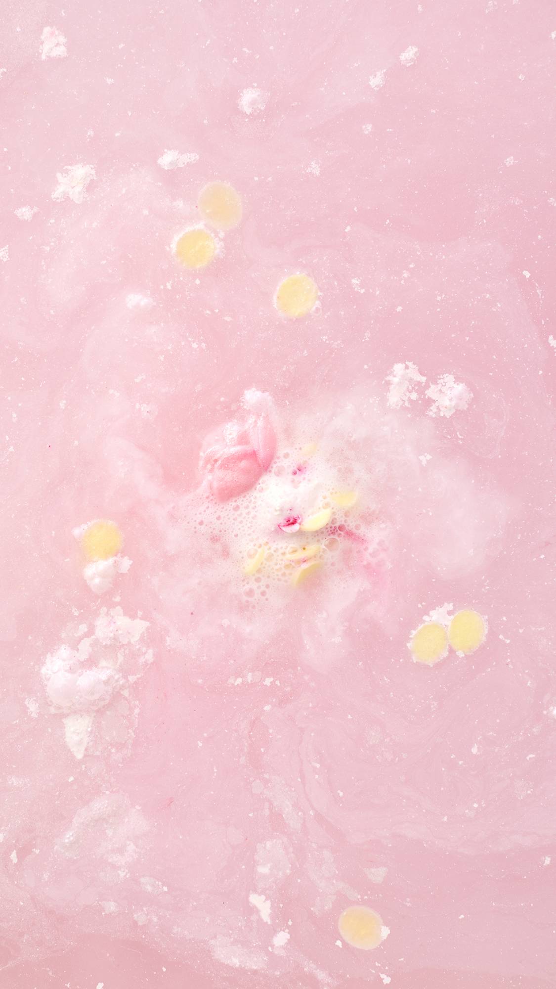Lush Wedding Bomb bath bomb with rose scent - British product