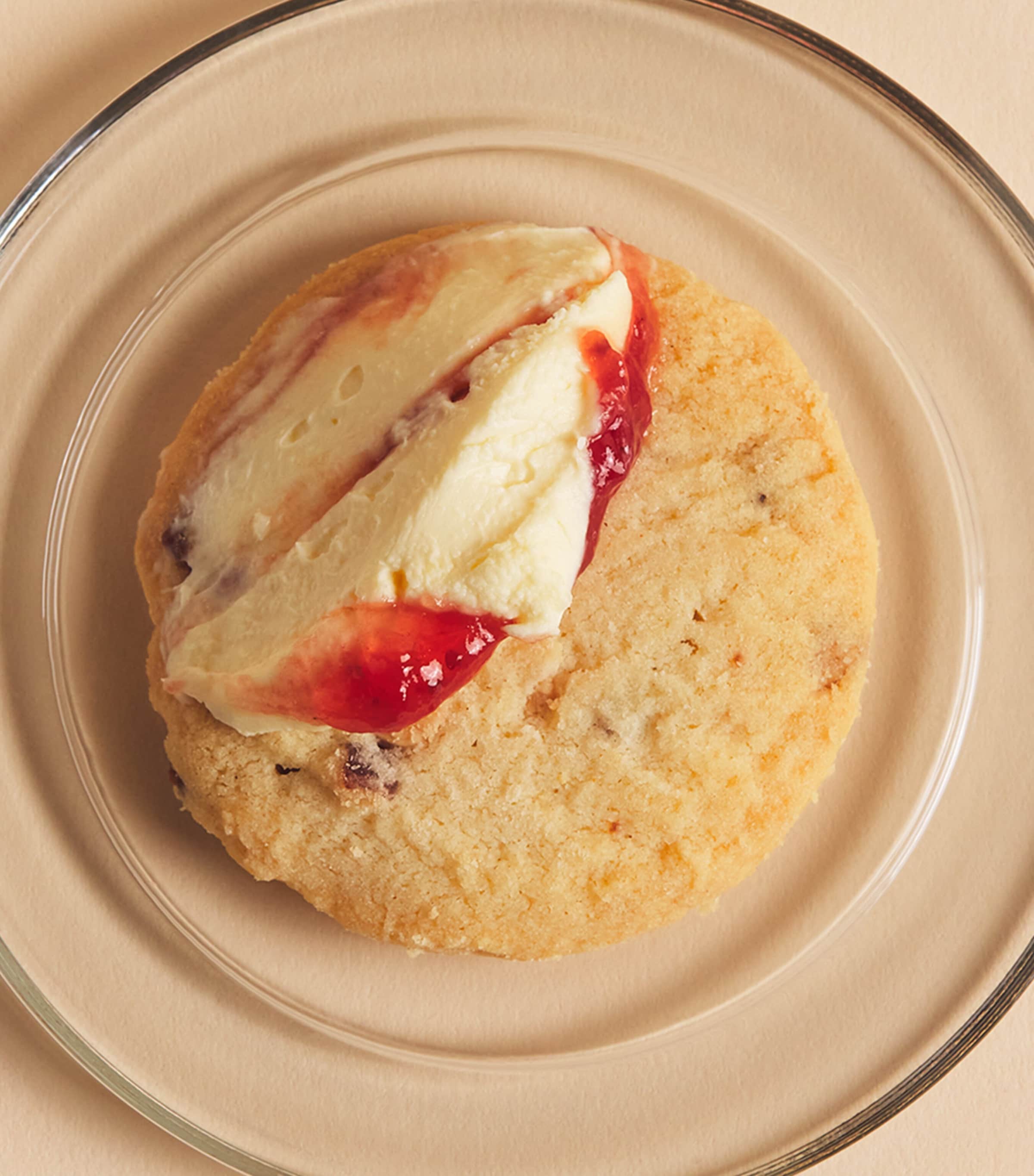 Harrods strawberries and cream biscuit tin 200g, UK version