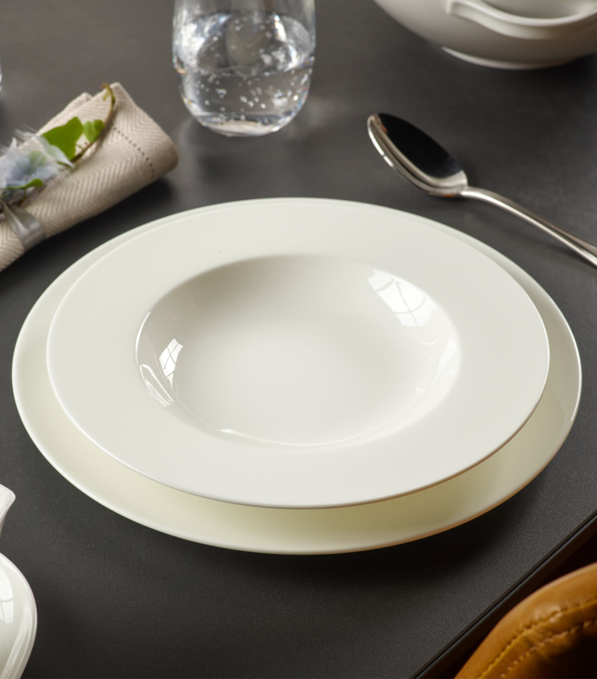 Villeroy & Boch porcelain soup bowl with 25cm width (British brand)