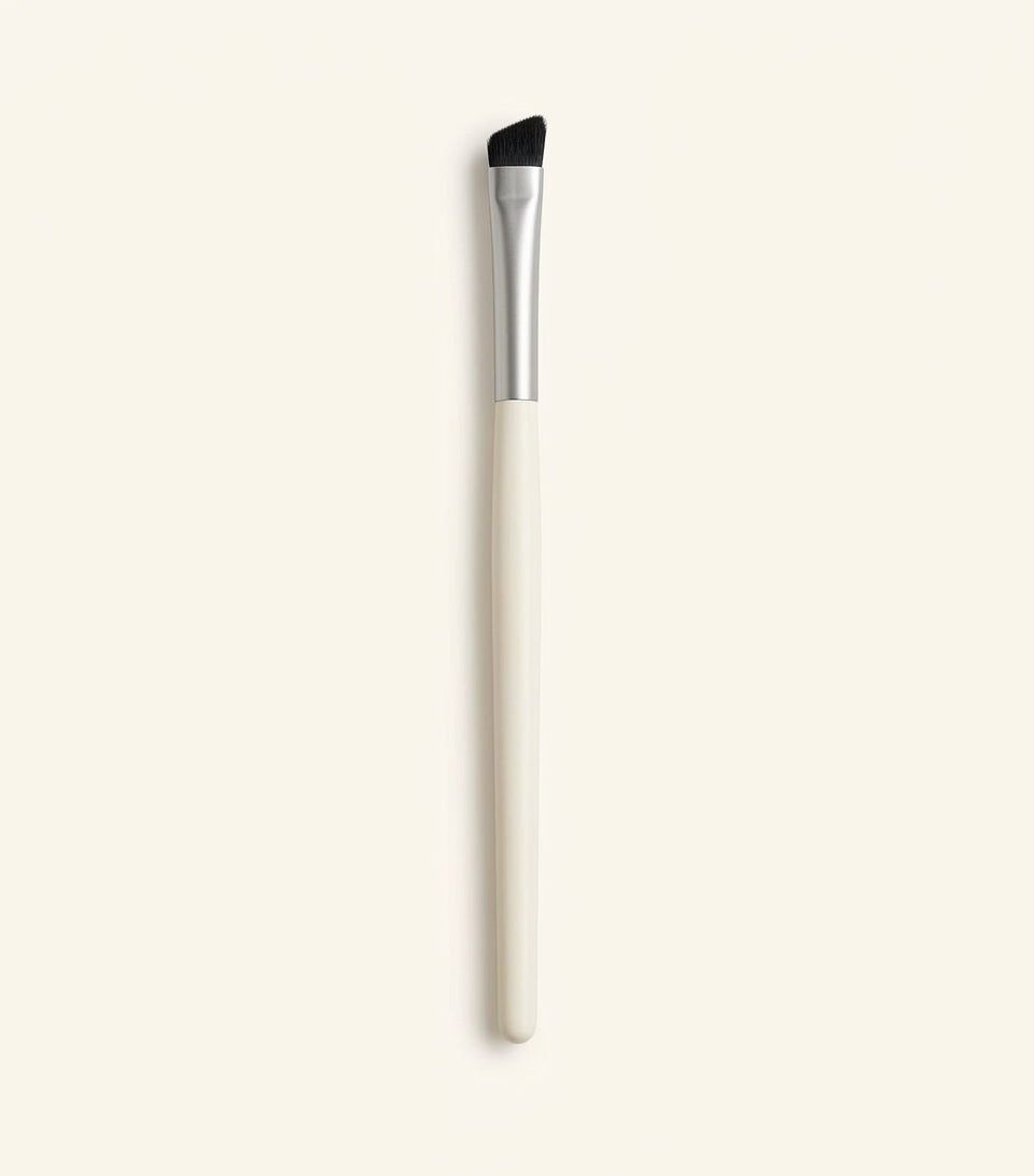 Hermès eyeliner brush with synthetic fibres and goat hair, imported from the UK