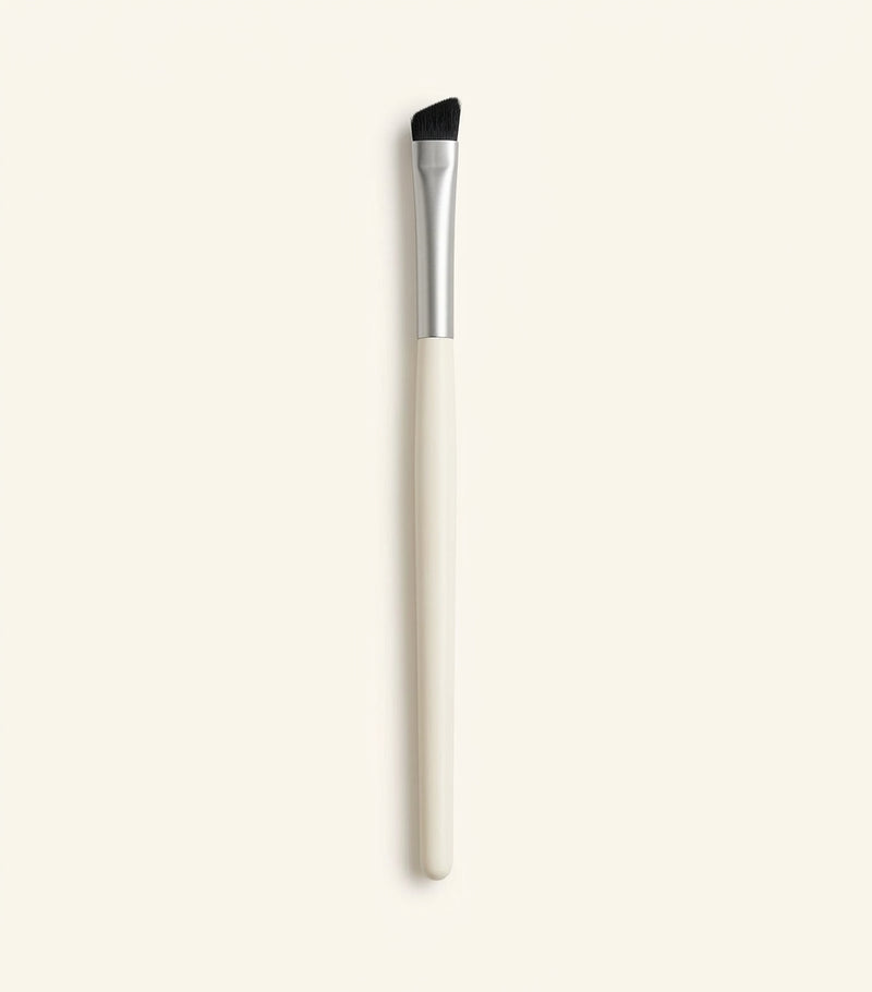 Hermès eyeliner brush with synthetic fibres and goat hair, imported from the UK