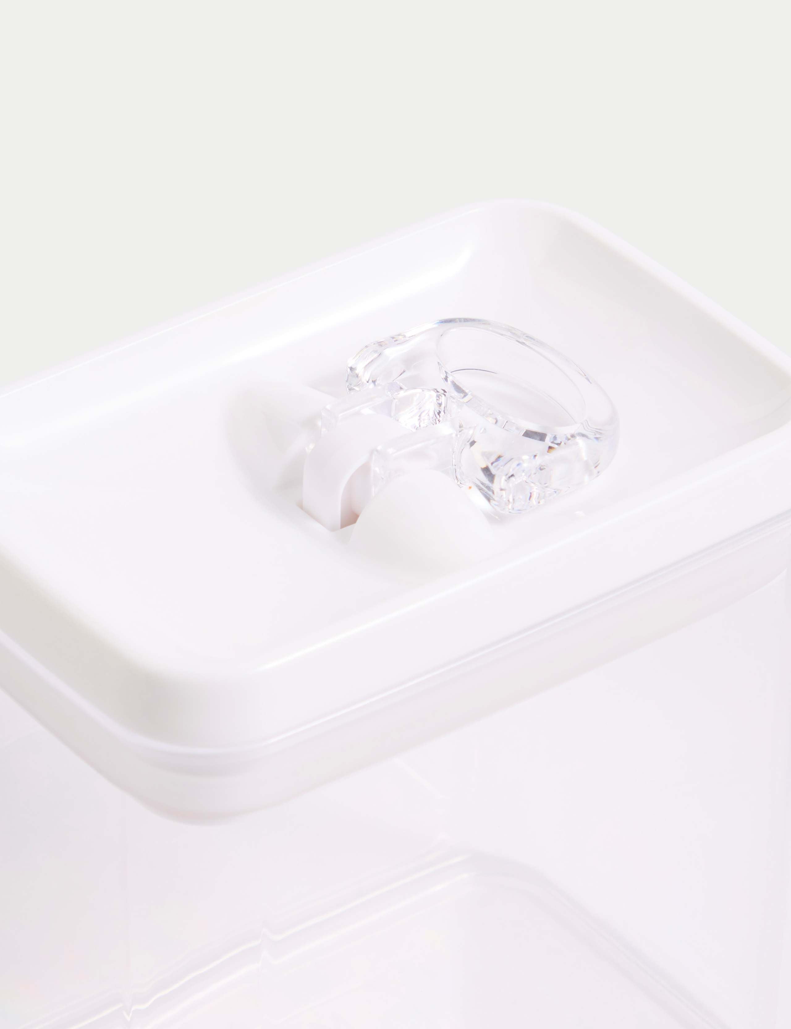 1.3L food storage container - British product