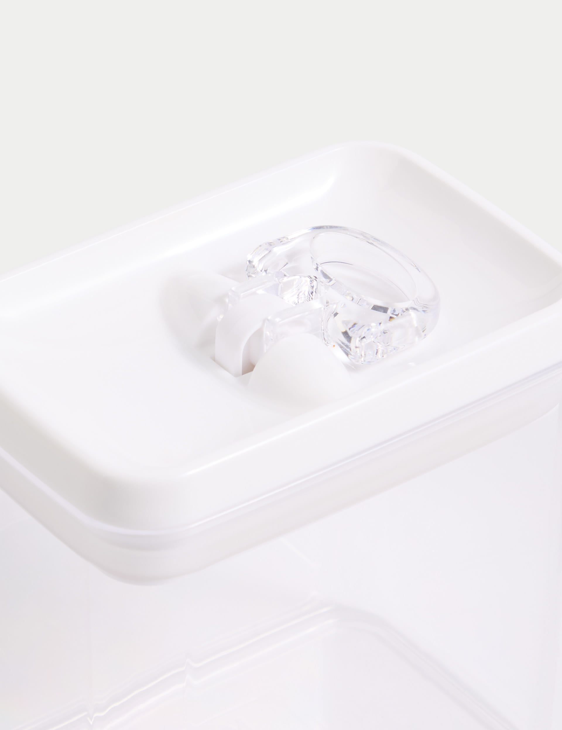 1.3L food storage container - British product