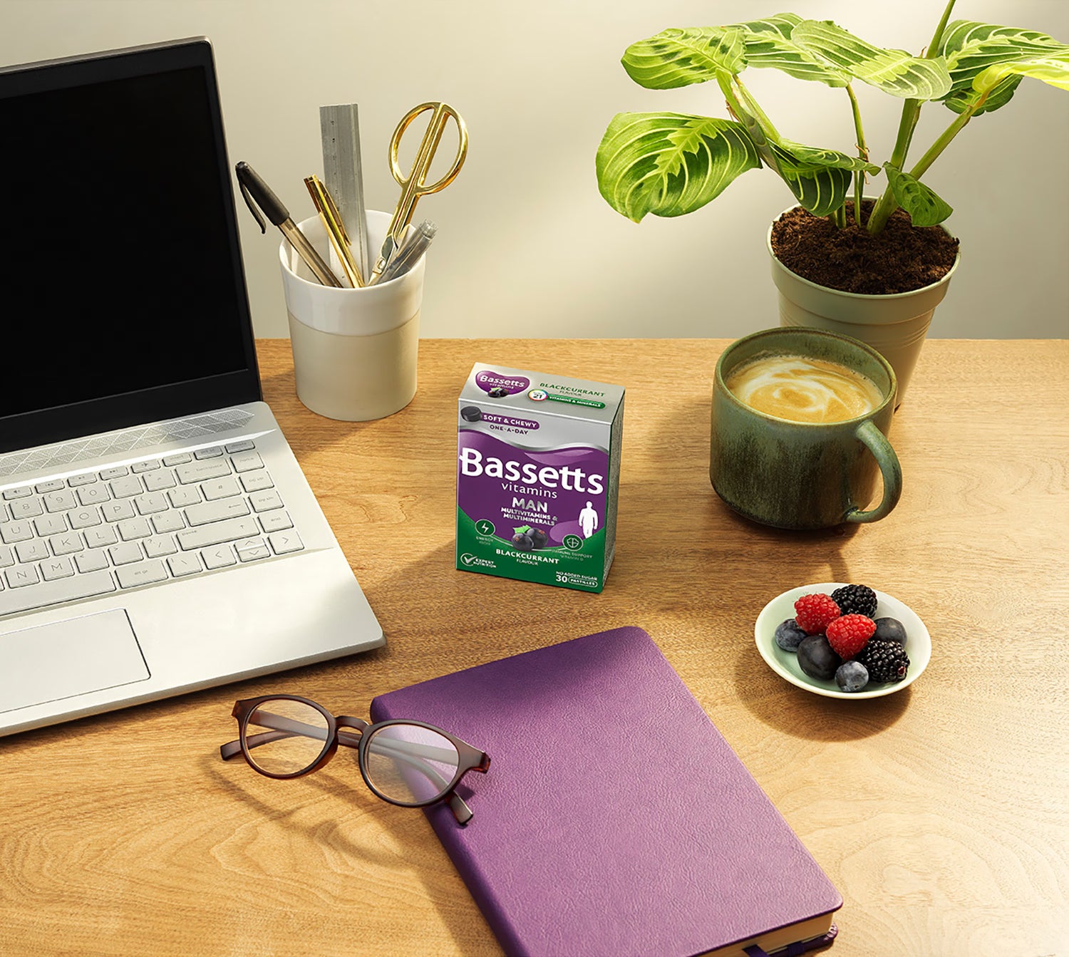 Bassetts multivitamin pastilles blackcurrant 30 pastilles, UK version