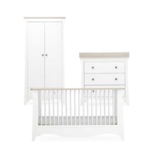 Conjunto de muebles infantiles CuddleCo Clara de 3 piezas: cuna, cama, cómoda y armario.