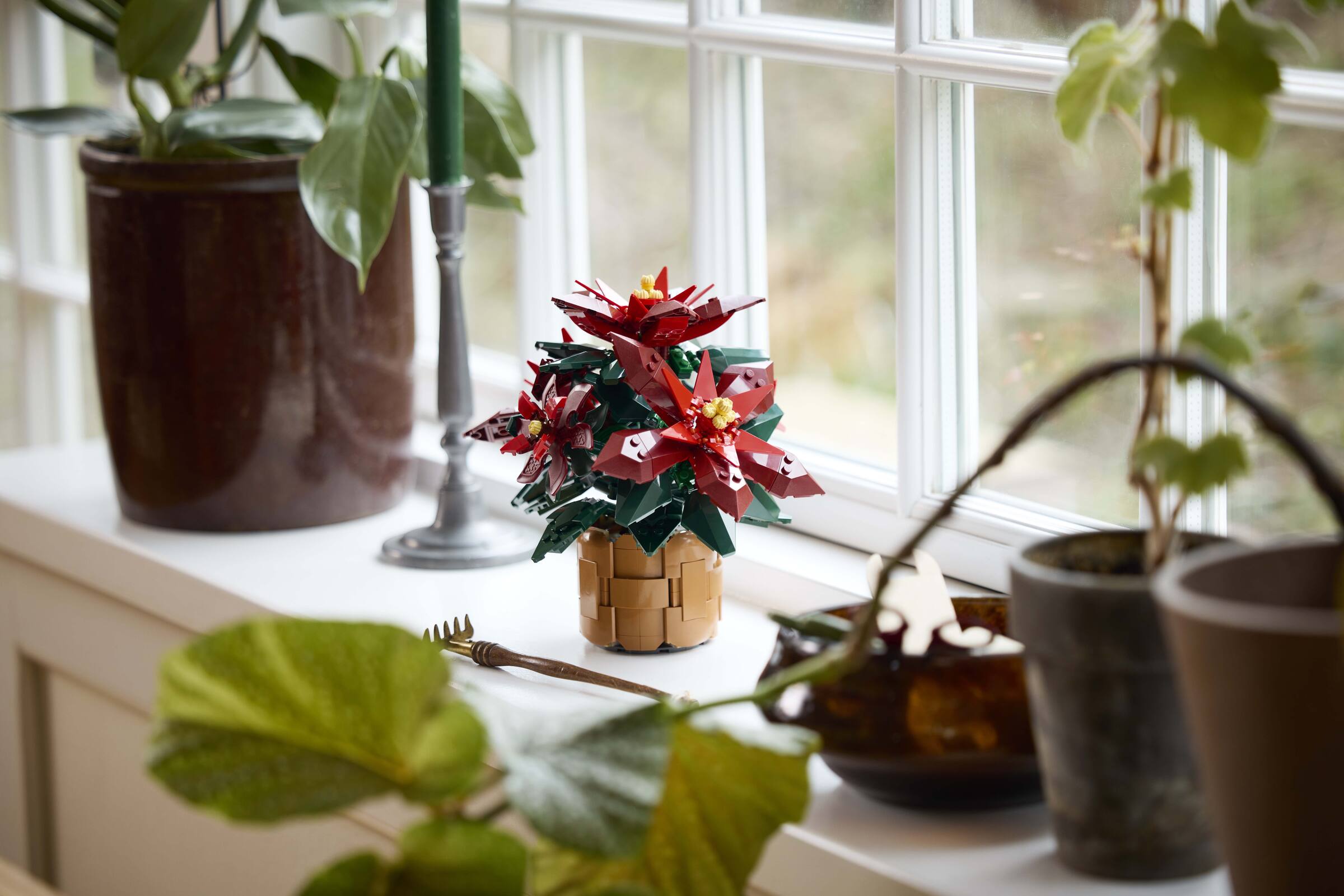 LEGO Poinsettia plant model 608 pieces, imported from the UK