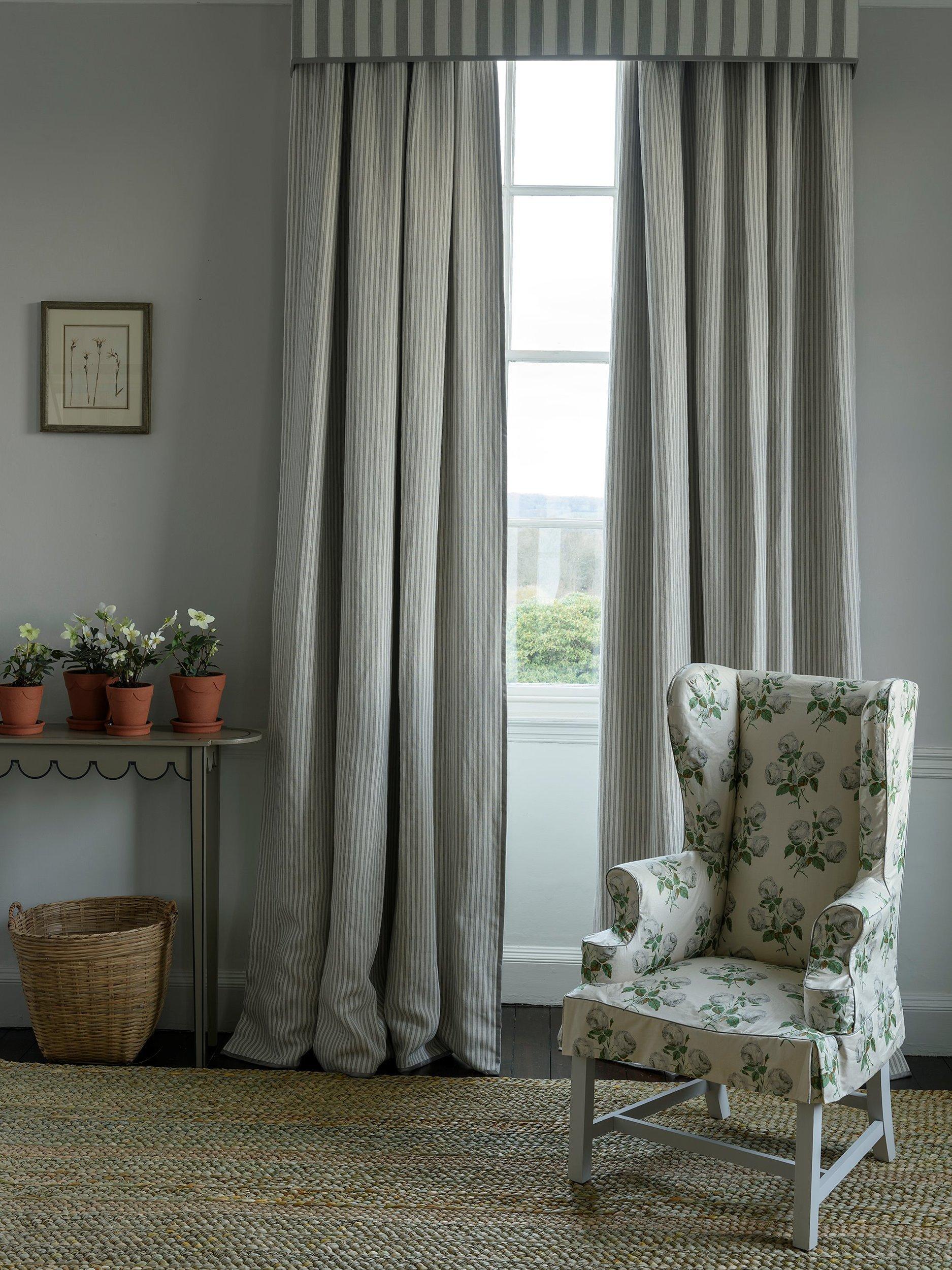 Colefax and Fowler Bowood Chintz furnishing fabric 135cm (British brand)