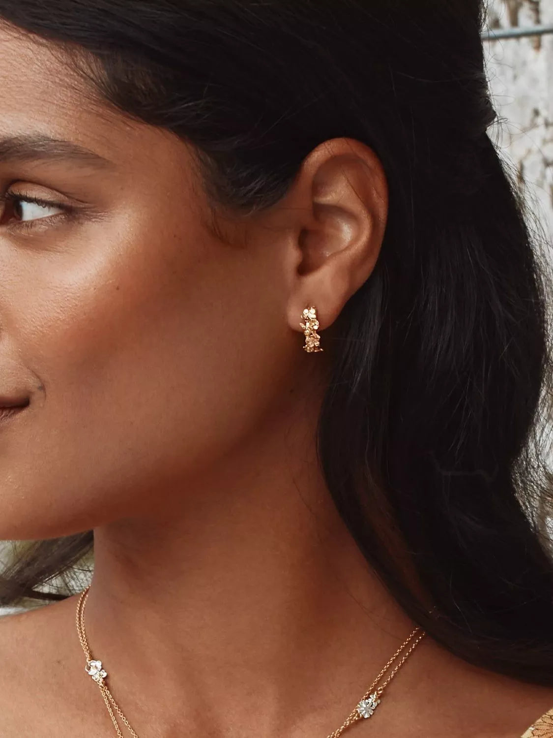 Alex Monroe Itsy Bitsy Bee floral huggie hoop earrings in gold - British product