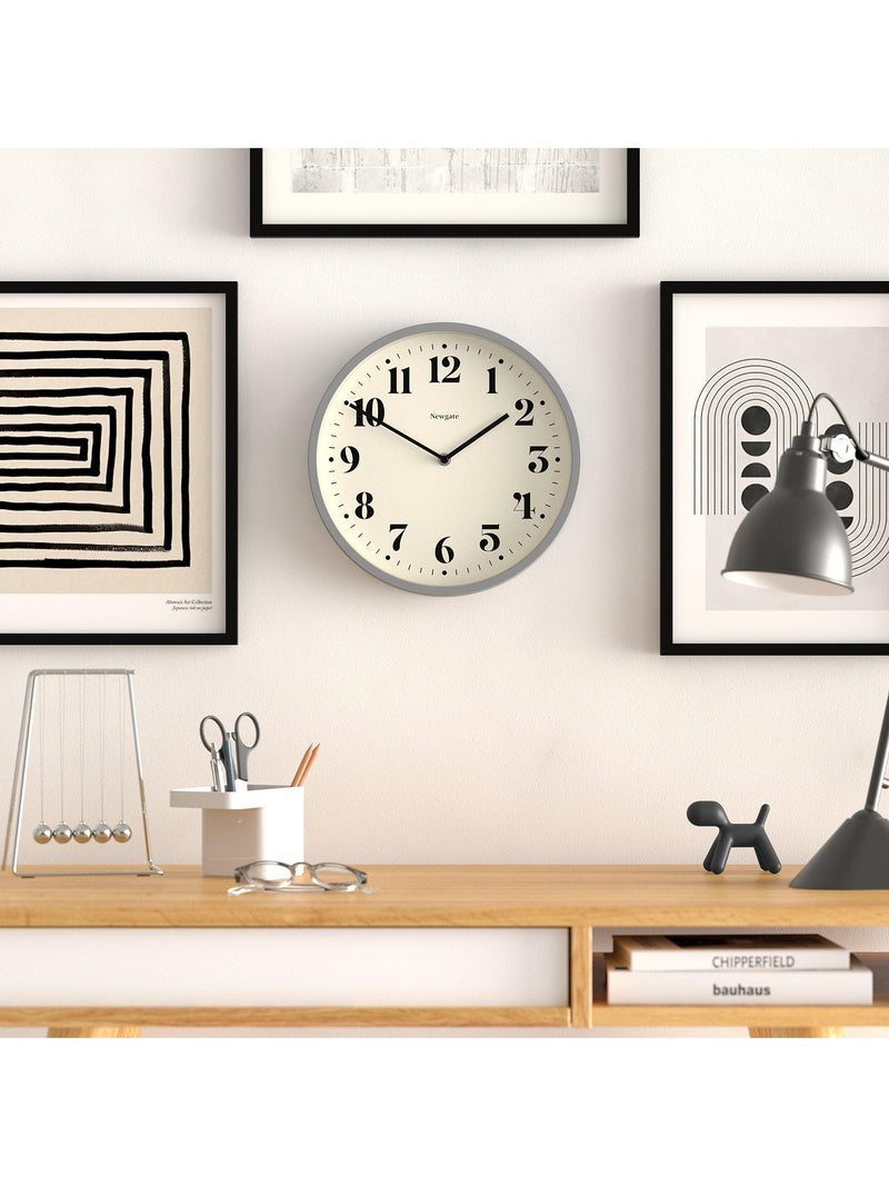 ساعة حائط Newgate Clocks Number Four باللون الكحلي غير اللامع 30 سم - منتج بريطاني