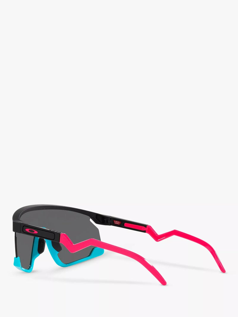Oakley men's wrap sunglasses with polycarbonate lenses (British brand)