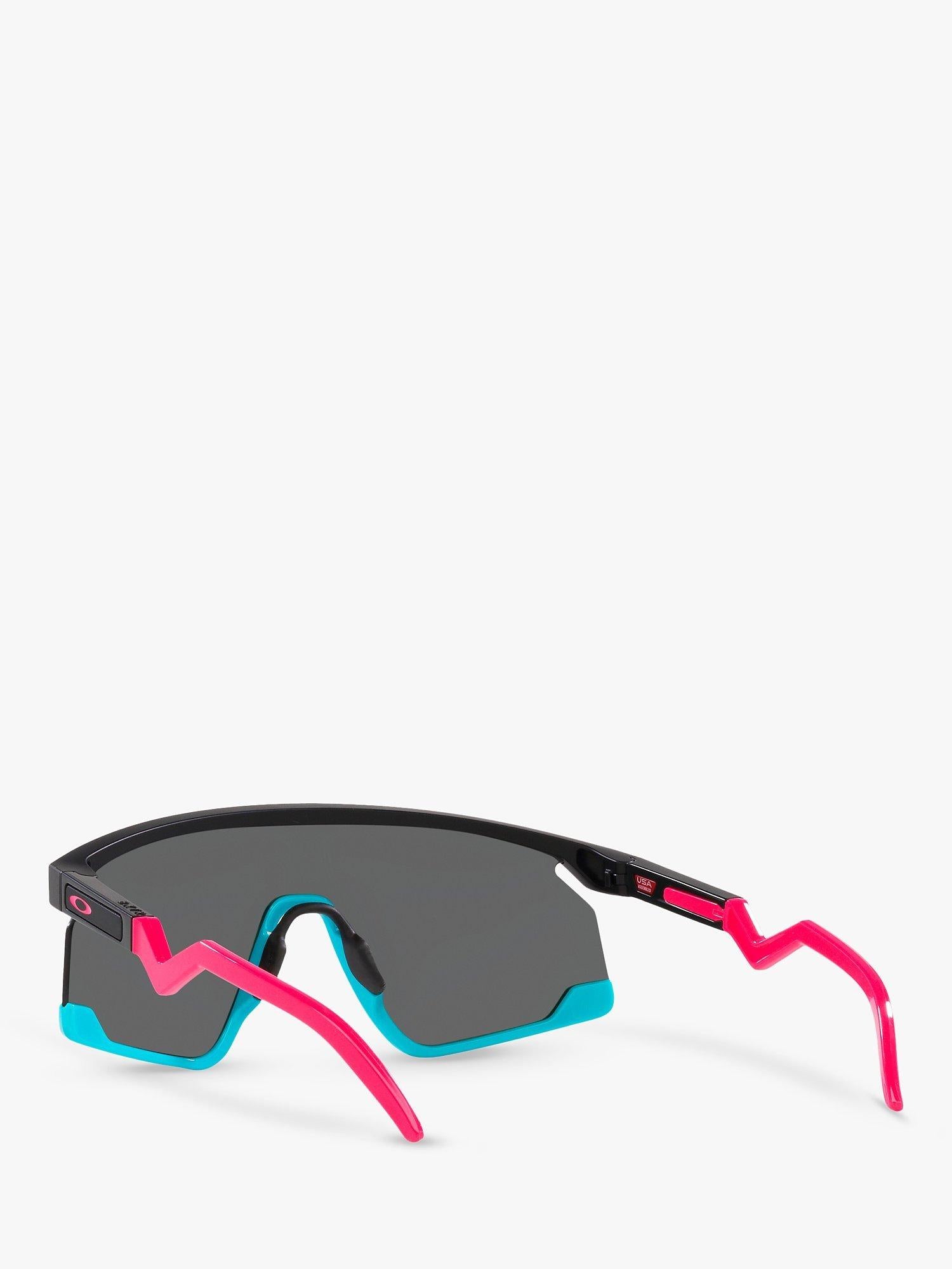 Oakley men's wrap sunglasses with polycarbonate lenses (British brand)
