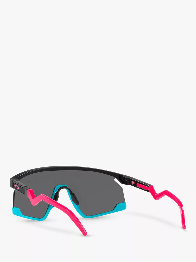 Oakley men's wrap sunglasses with polycarbonate lenses (British brand)