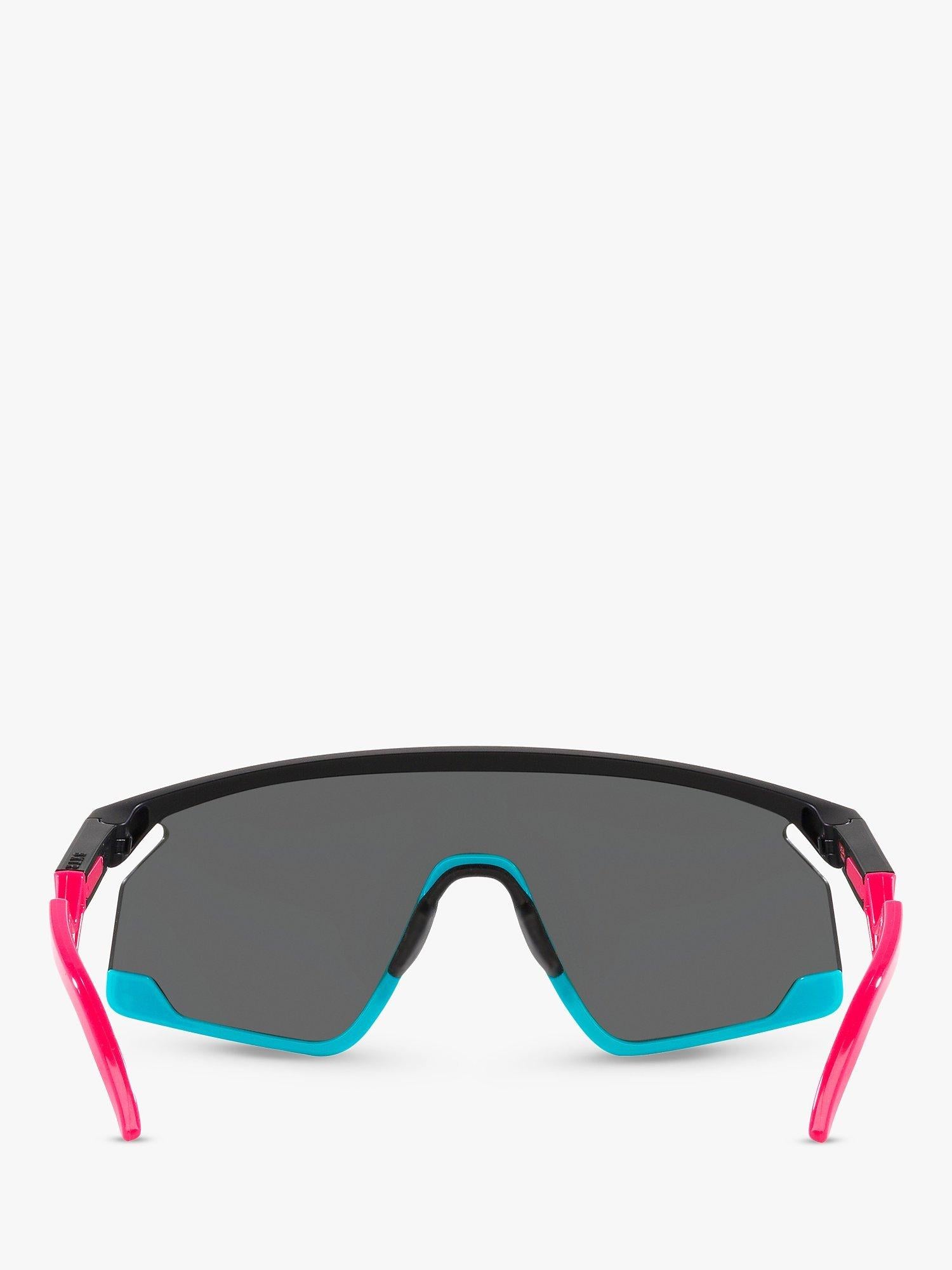 Oakley men's wrap sunglasses with polycarbonate lenses (British brand)