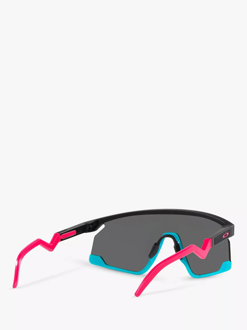 Oakley men's wrap sunglasses with polycarbonate lenses (British brand)