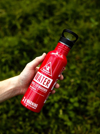 Novelty Fire Extinguisher Water Bottle mit Strohhalm und Griff, 750ml