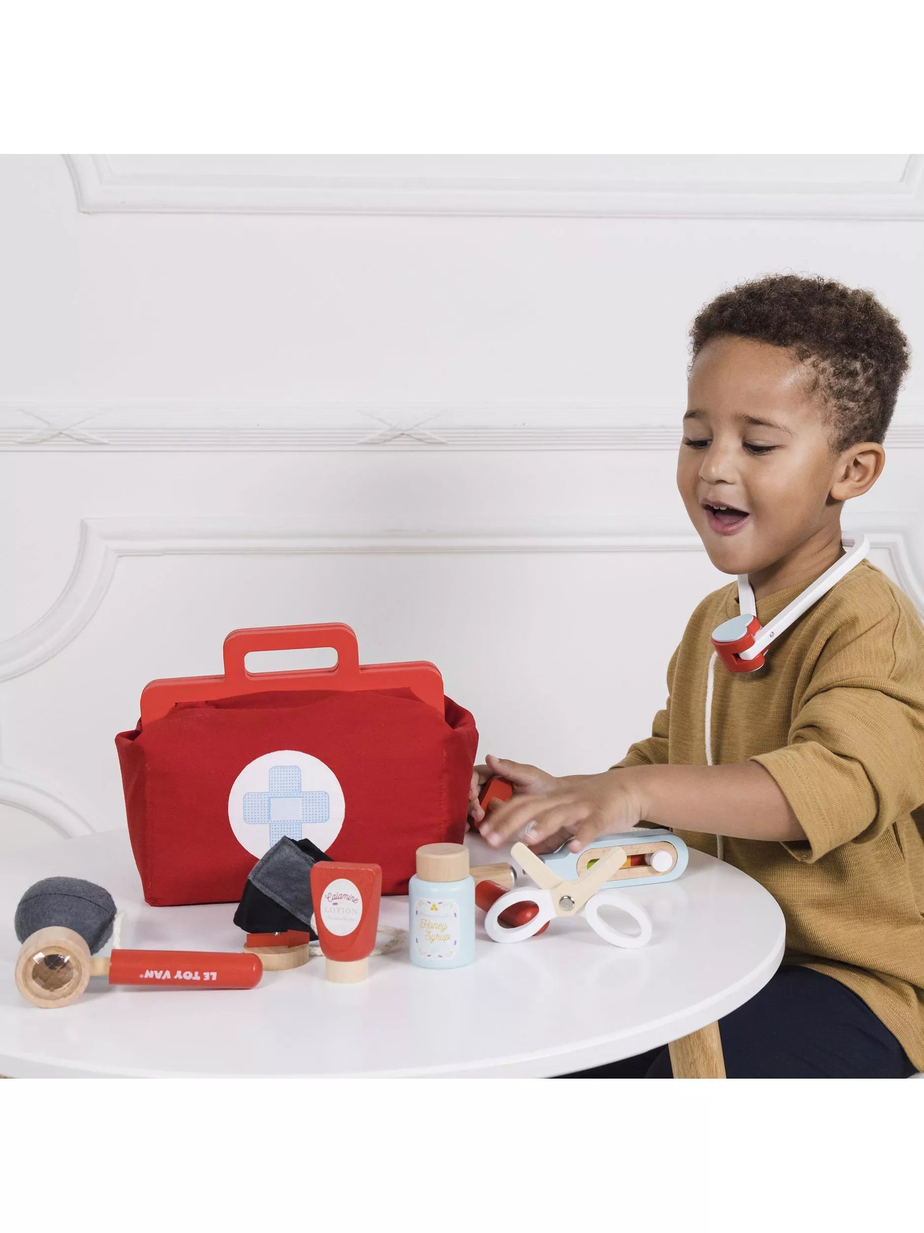 Le Toy Van wooden doctor set with vintage bag and accessories, UK version