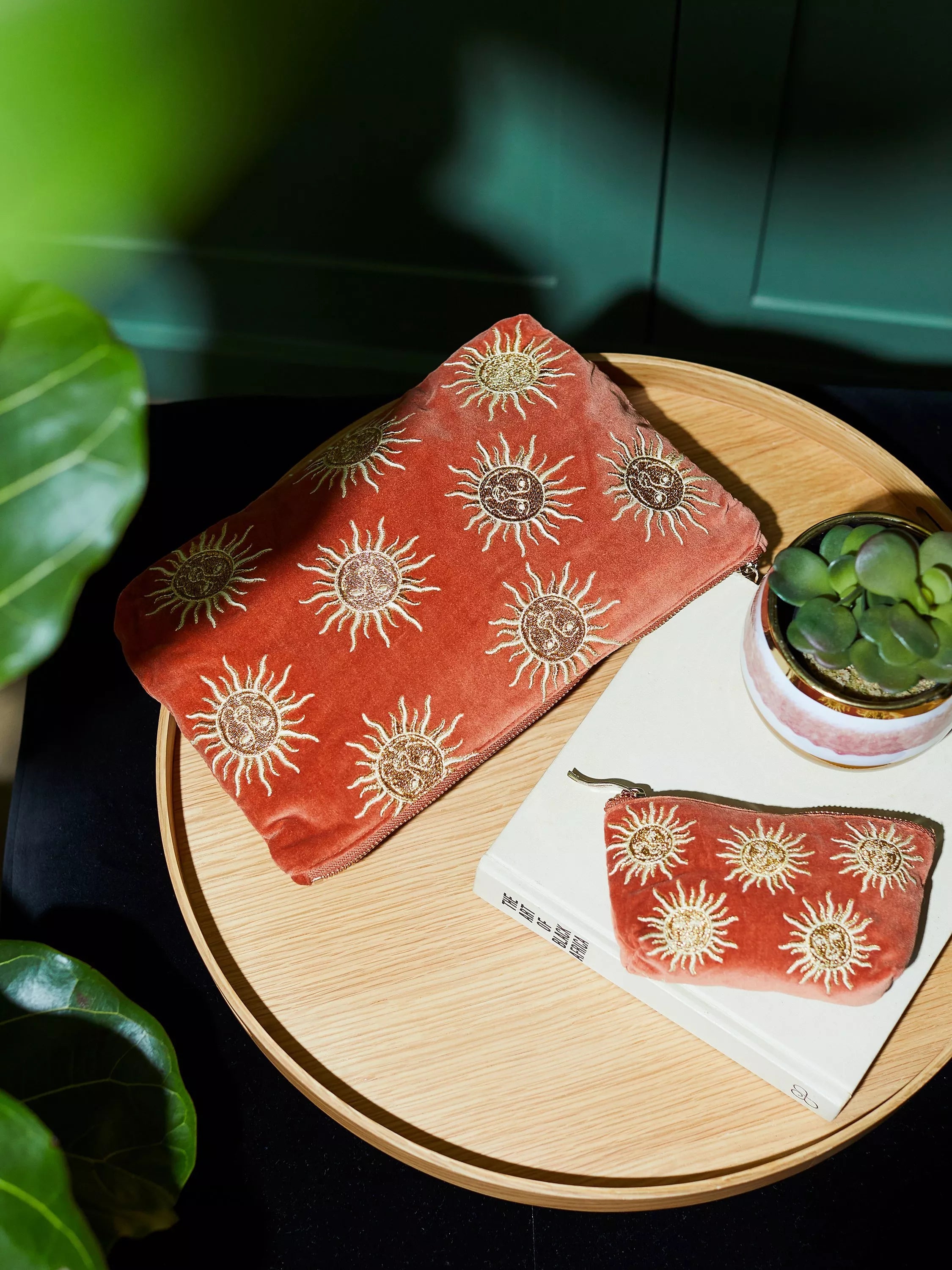 Elizabeth Scarlett Sun Goddess velvet pouch rust, UK version