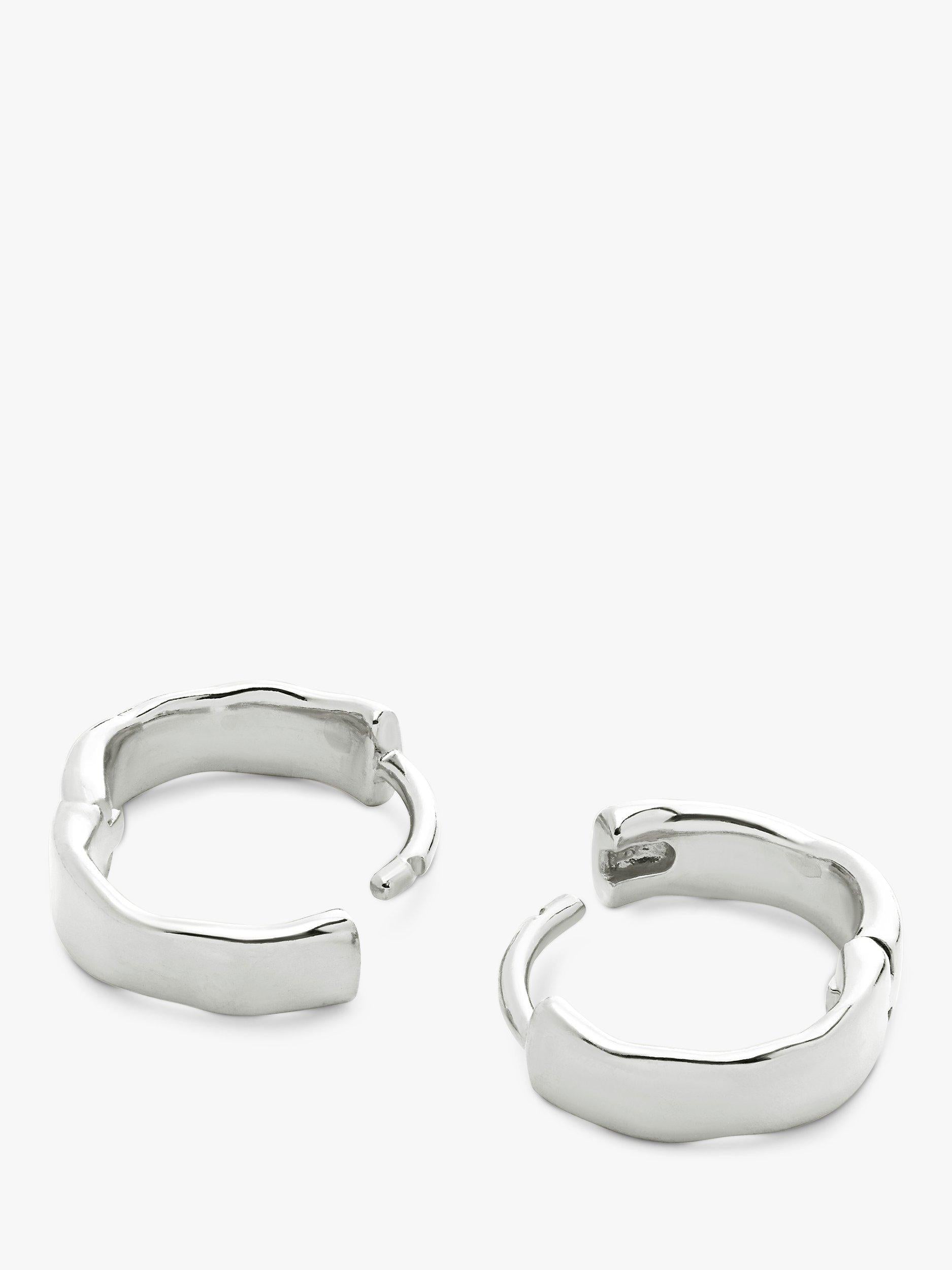 Monica Vinader Wave Huggie Ohrringe in Gold, UK Version