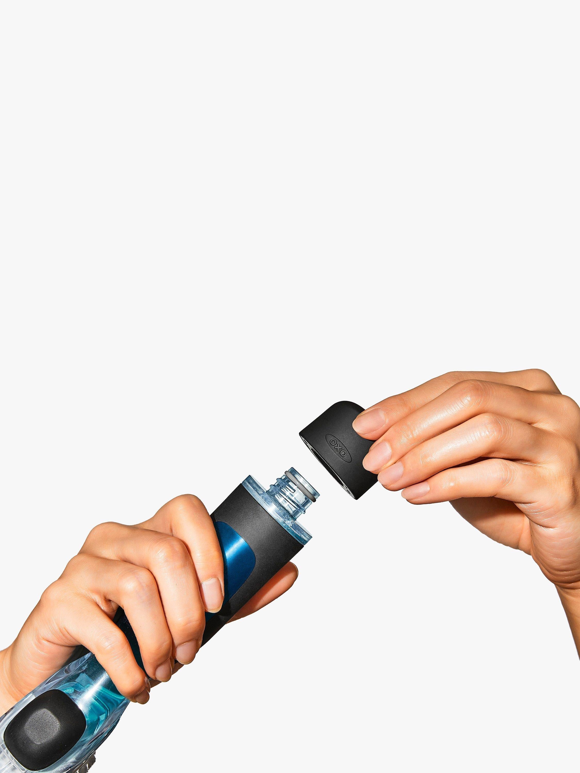 Brosse à vaisselle OXO Good Grips avec distributeur de savon, version UK