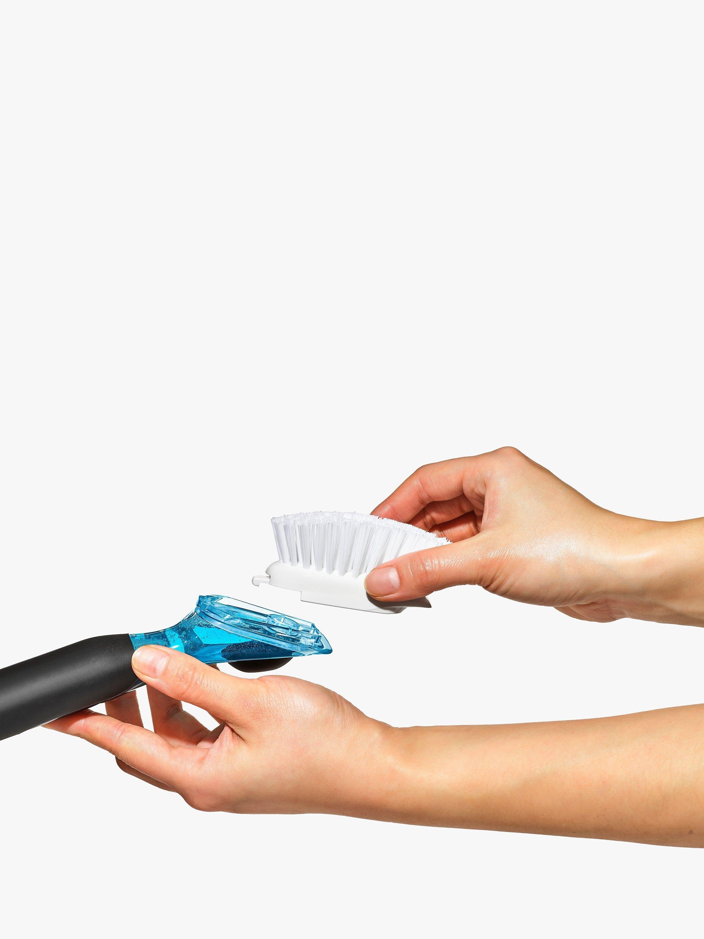 Brosse à vaisselle OXO Good Grips avec distributeur de savon, version UK