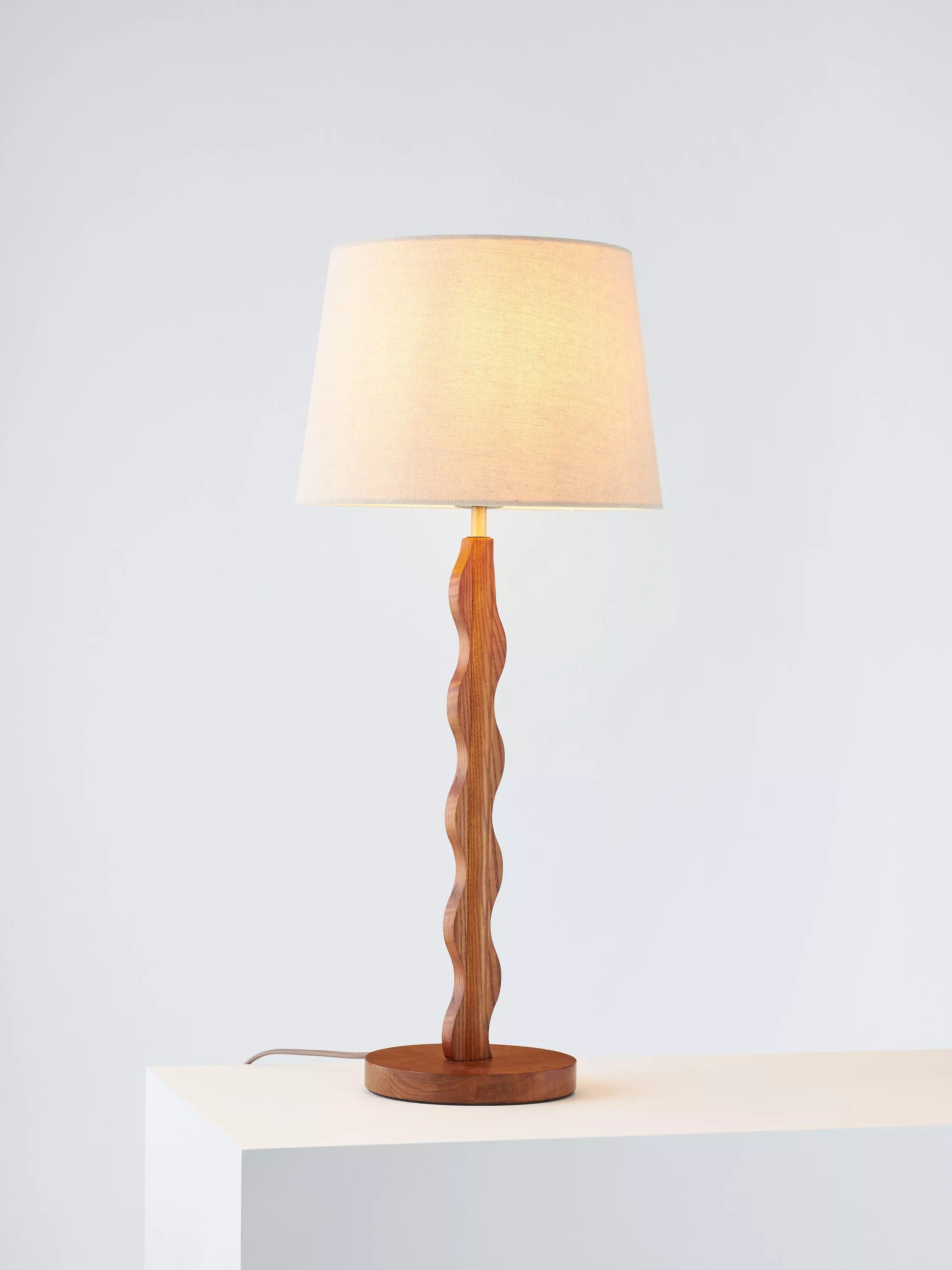 Lampe de table Wiggle John Lewis H66cm bois de frêne teinté, version Royaume-Uni