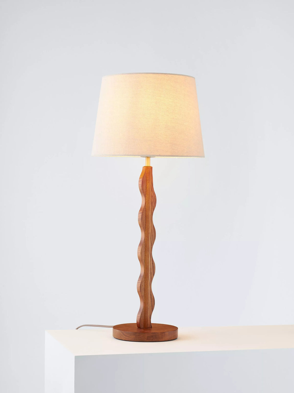 Lampe de table Wiggle John Lewis H66cm bois de frêne teinté, version Royaume-Uni