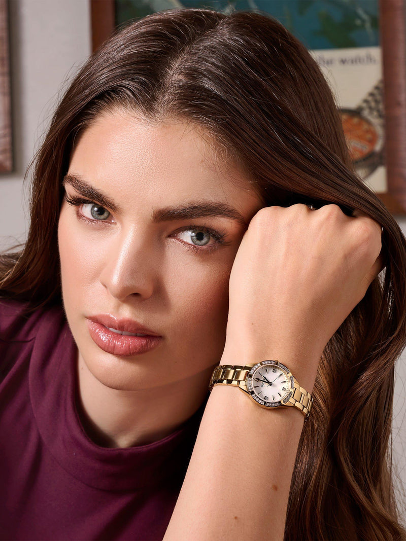 ساعة Bulova النسائية الكلاسيكية المرصعة بالألماس باللون الذهبي، مستوردة من المملكة المتحدة