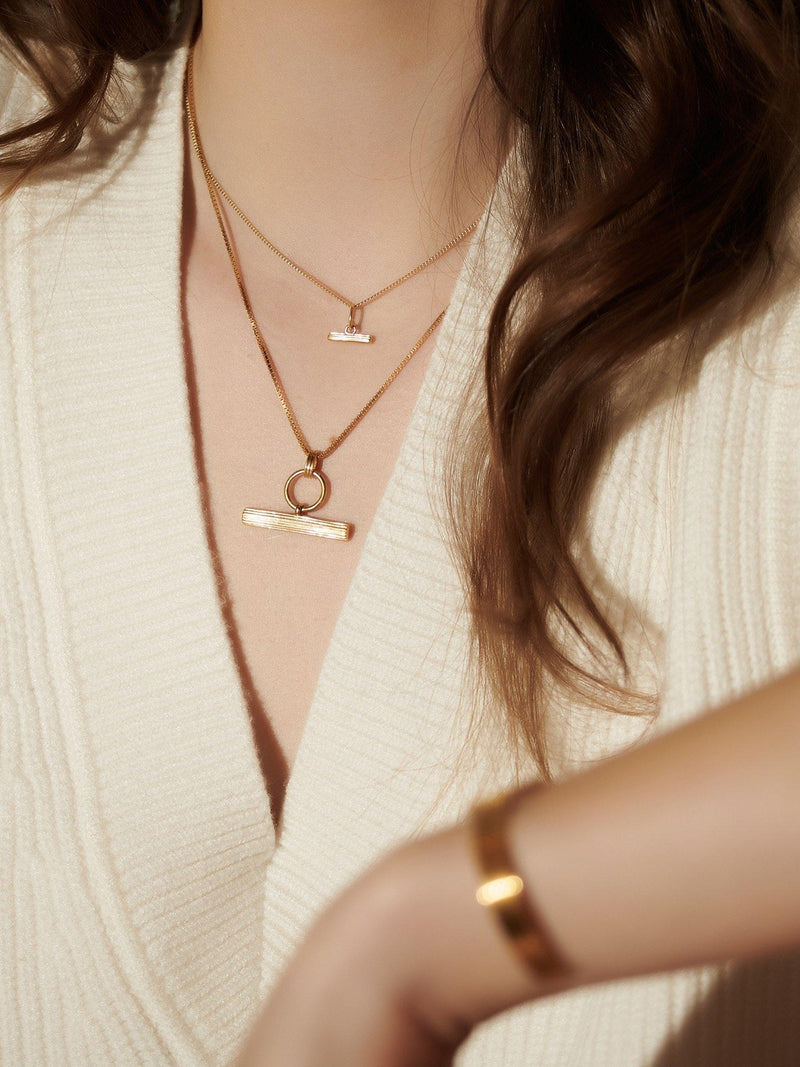 Collier Mini T-Bar Rachel Jackson London en or, version Royaume-Uni