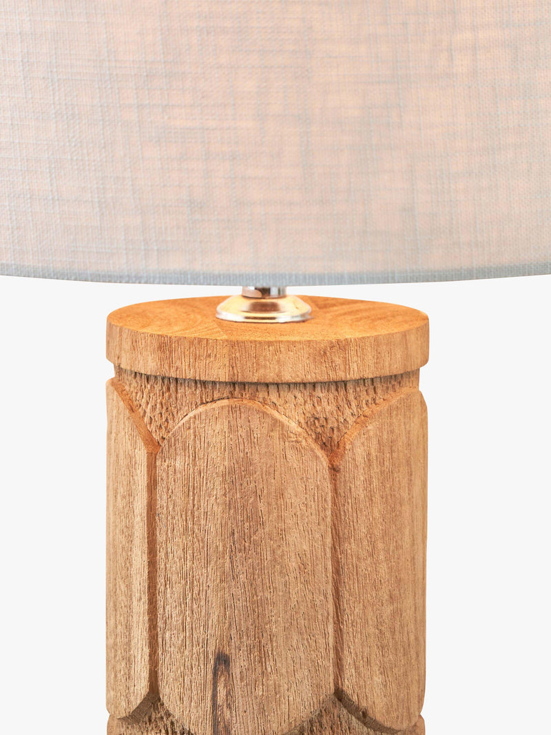 Pazifik Aurelia Holz-Tischlampe mit Mangoholz-Sockel - Britisches Produkt