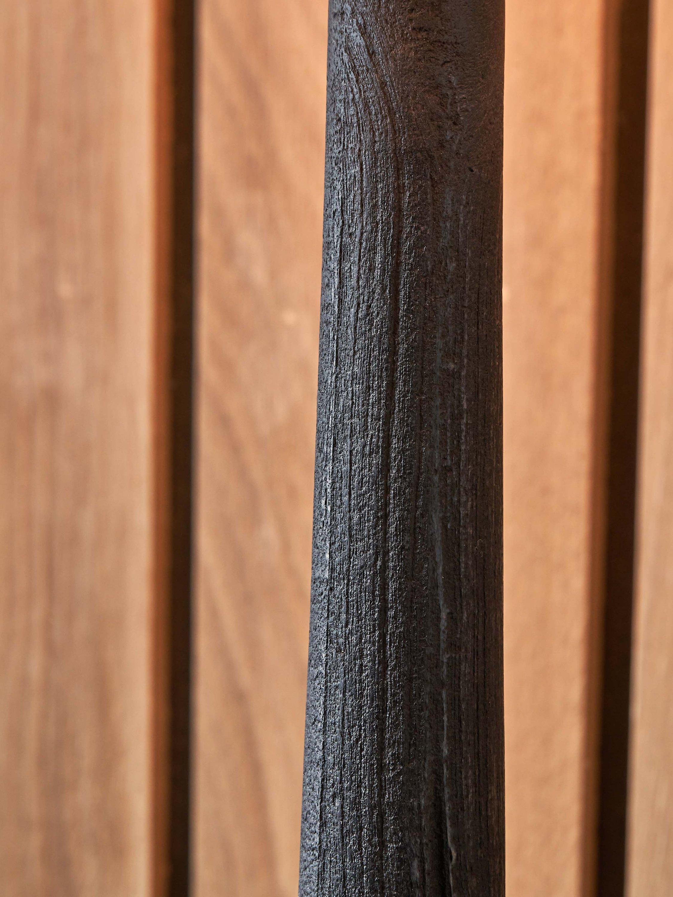 Lampe de table en bois noir Pacific Marin grande, importée du Royaume-Uni