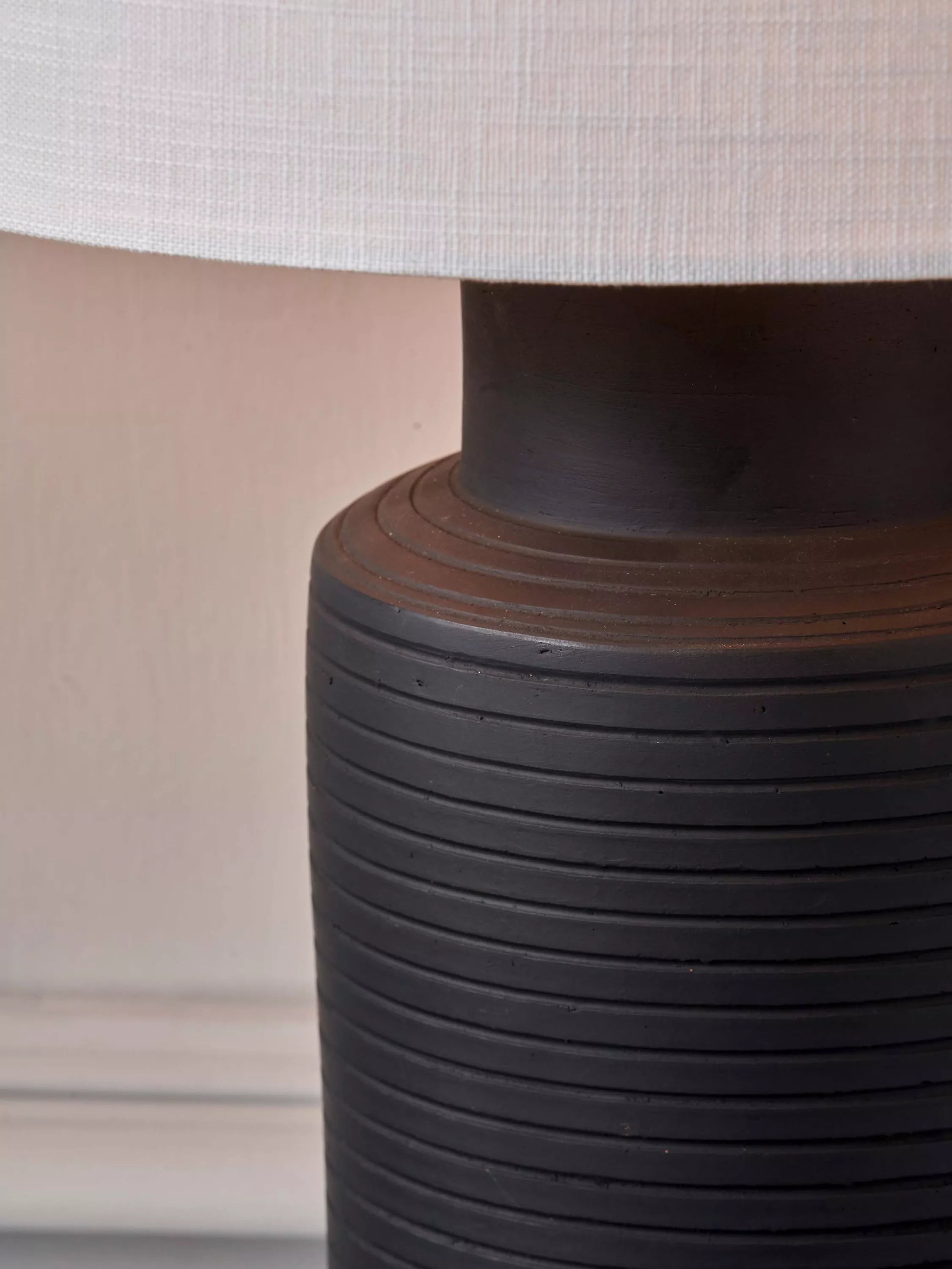 Pacific Sierra table lamp black, imported from the UK