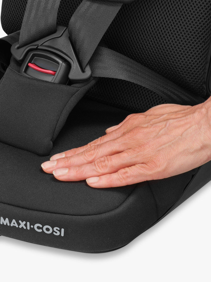 Maxi-Cosi i-Size car seat in Authentic Black for children 76-105cm, imported from the UK