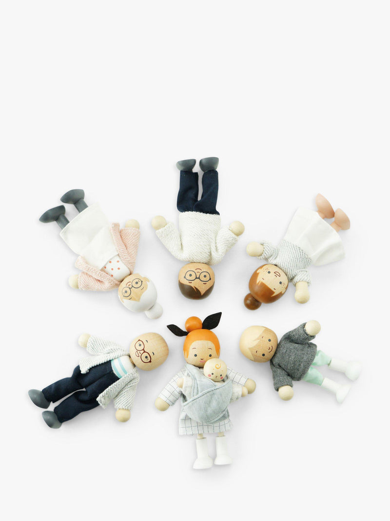 Le Toy Van poseable wooden doll family set with 7 figures, UK version